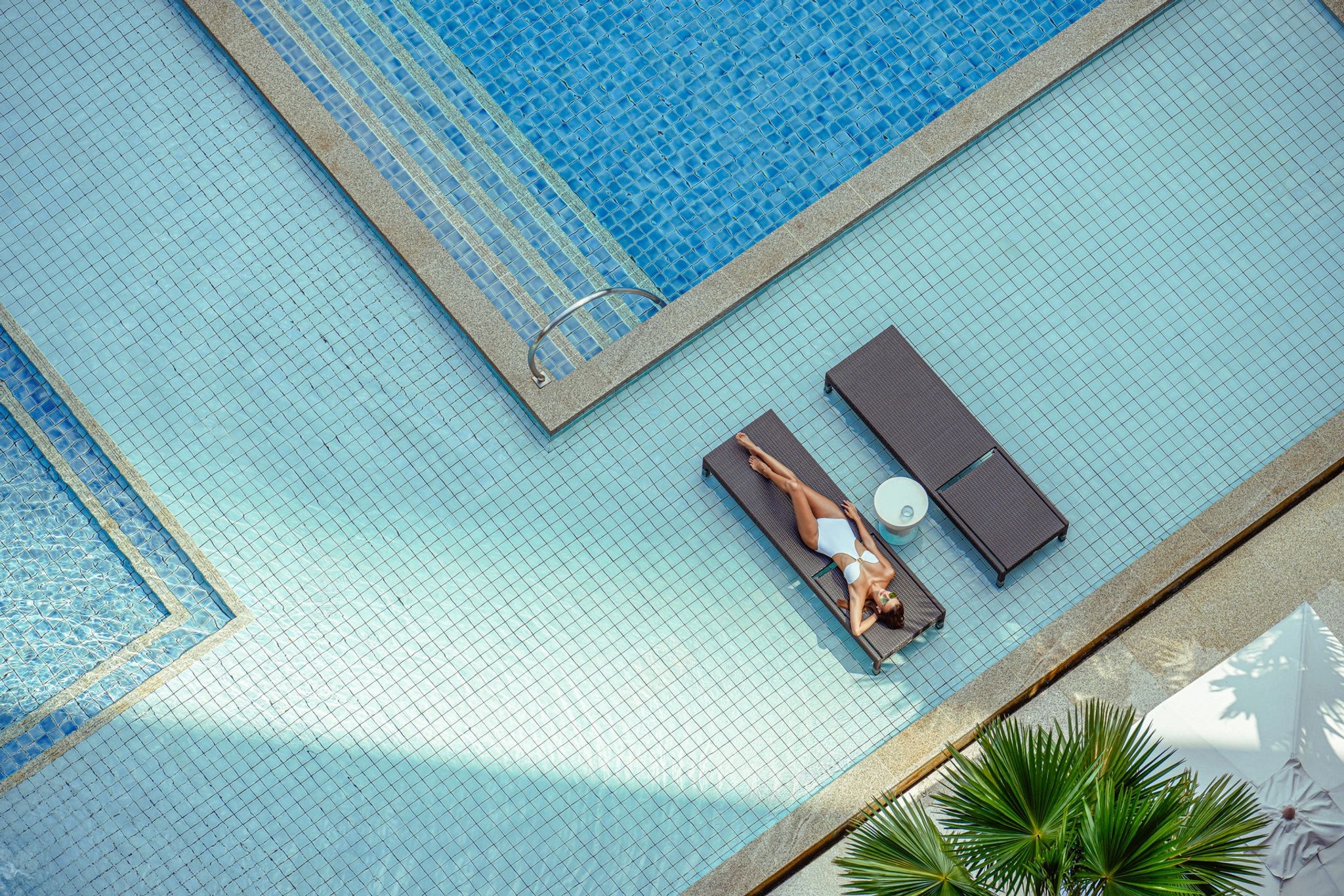 Piscina do hotel banho de sol - lazer ao ar livre - atividades de lazer - piscina externa