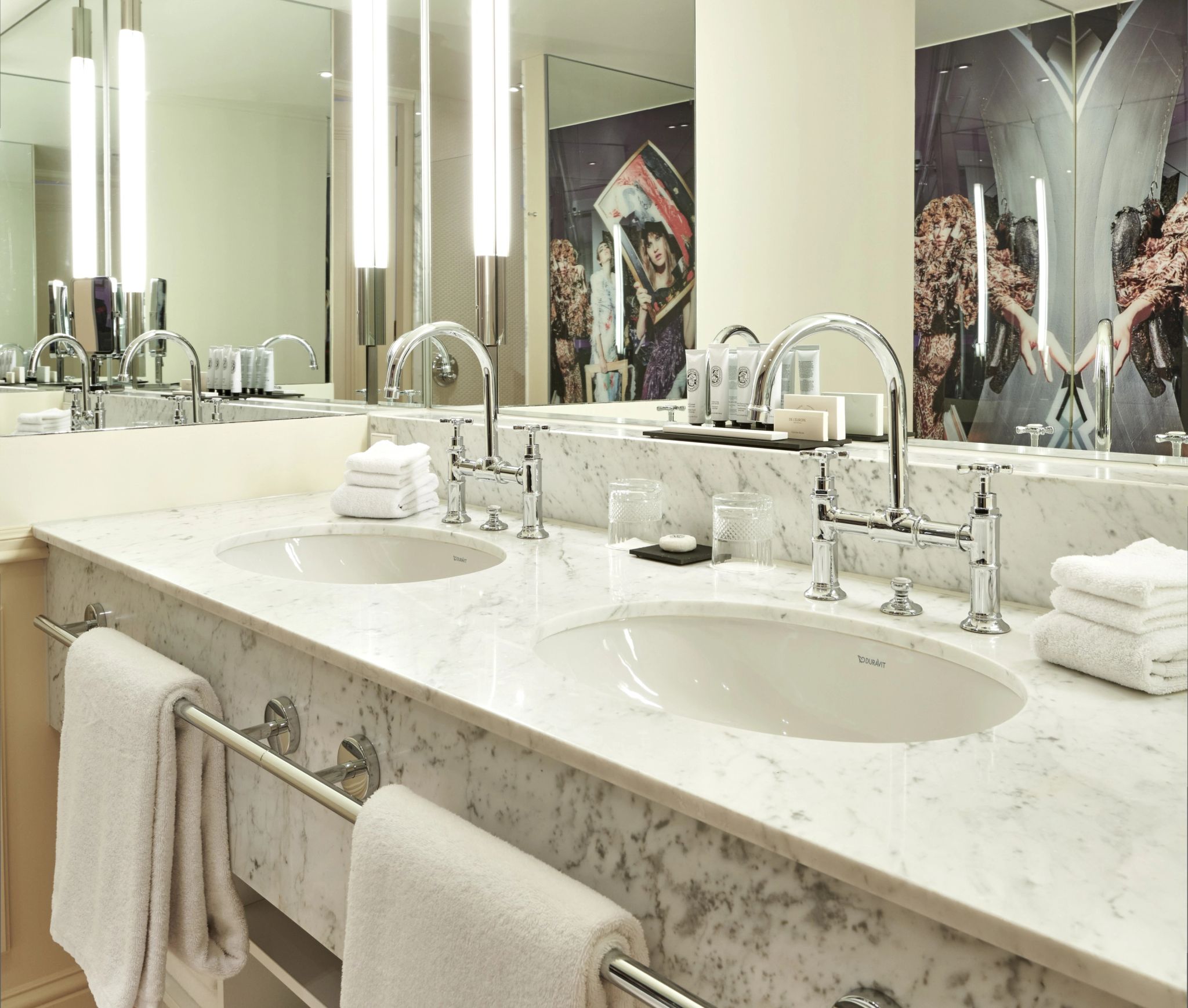 banheiro casal – pia de marmore – espelho com iluminaçao