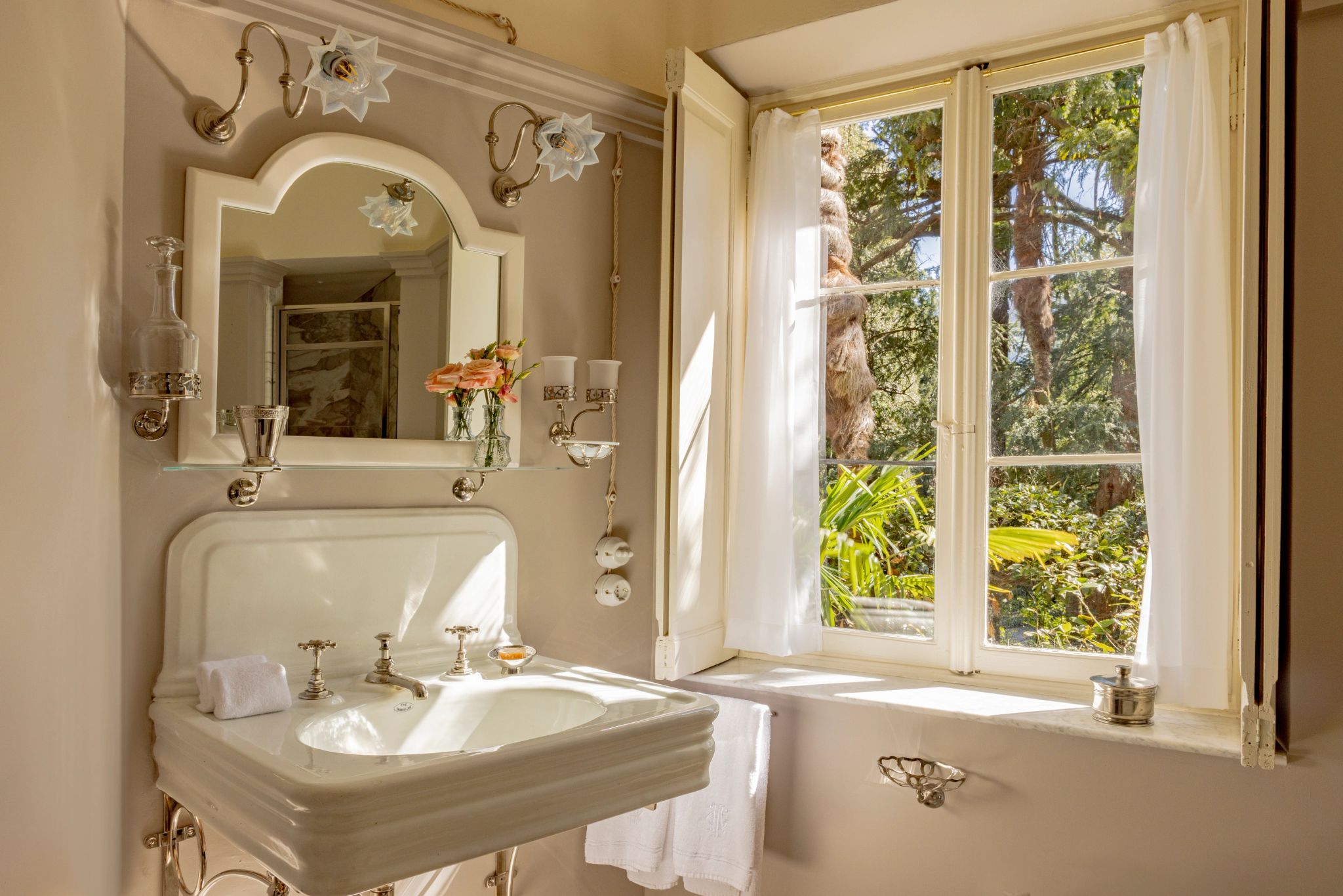 Villa Sola Cabiati banheiro com vista jardim – banho premium – decoracao retro