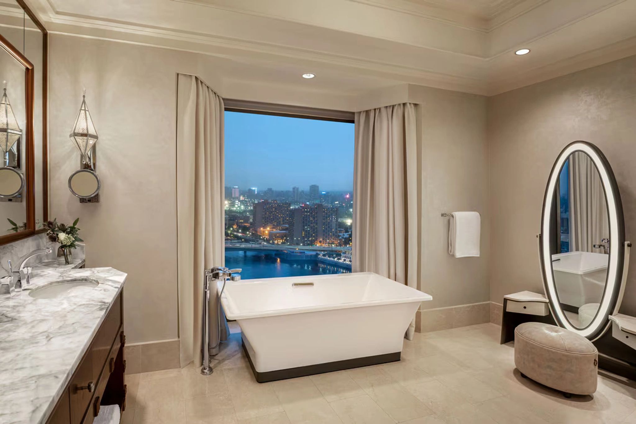 banheiro mármore st regis 3 quartos - banheira vista nilo apartamento loft - chuveiro separado luxo