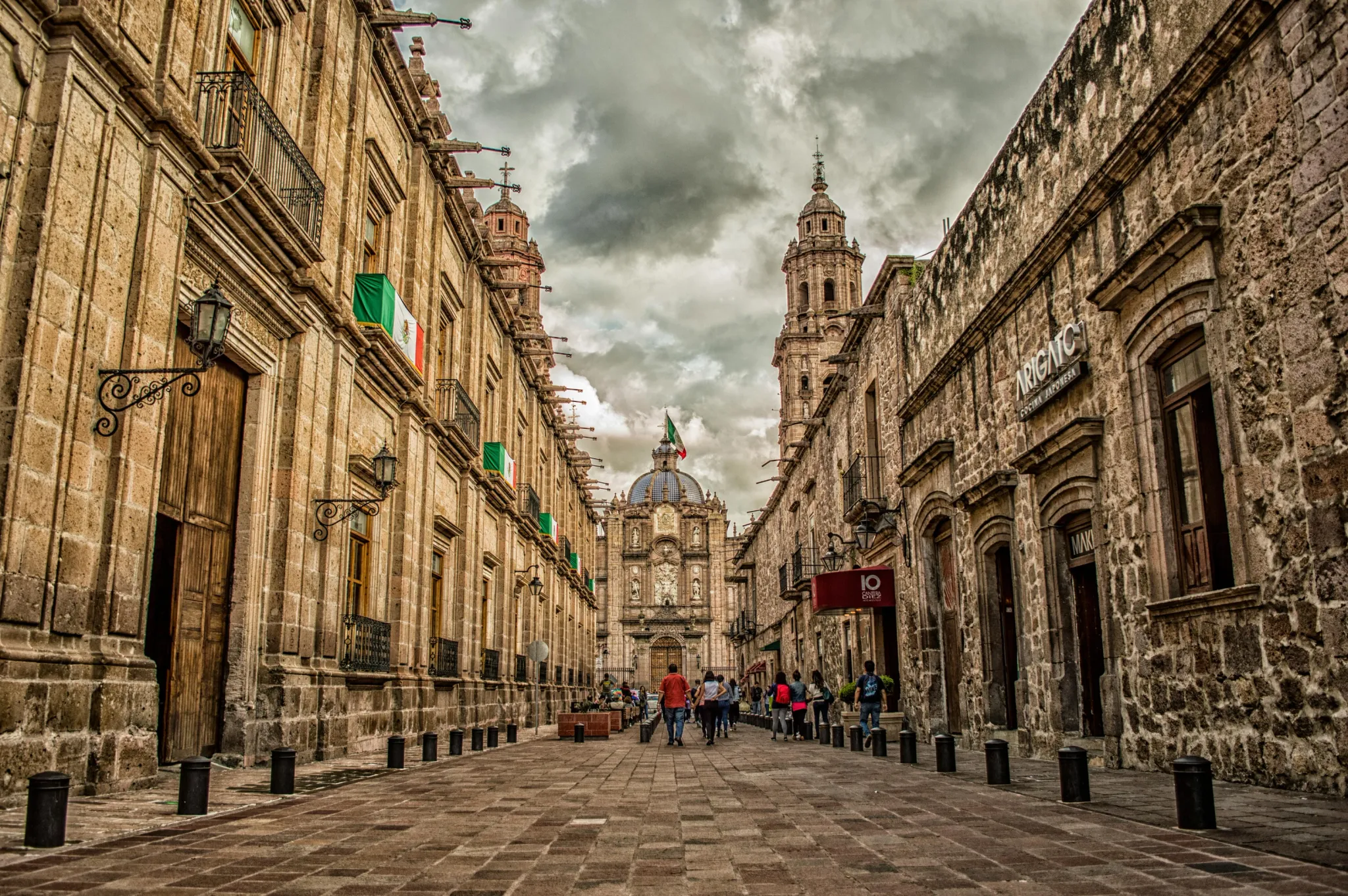 Edifícios históricos com bandeira do México - Morelia