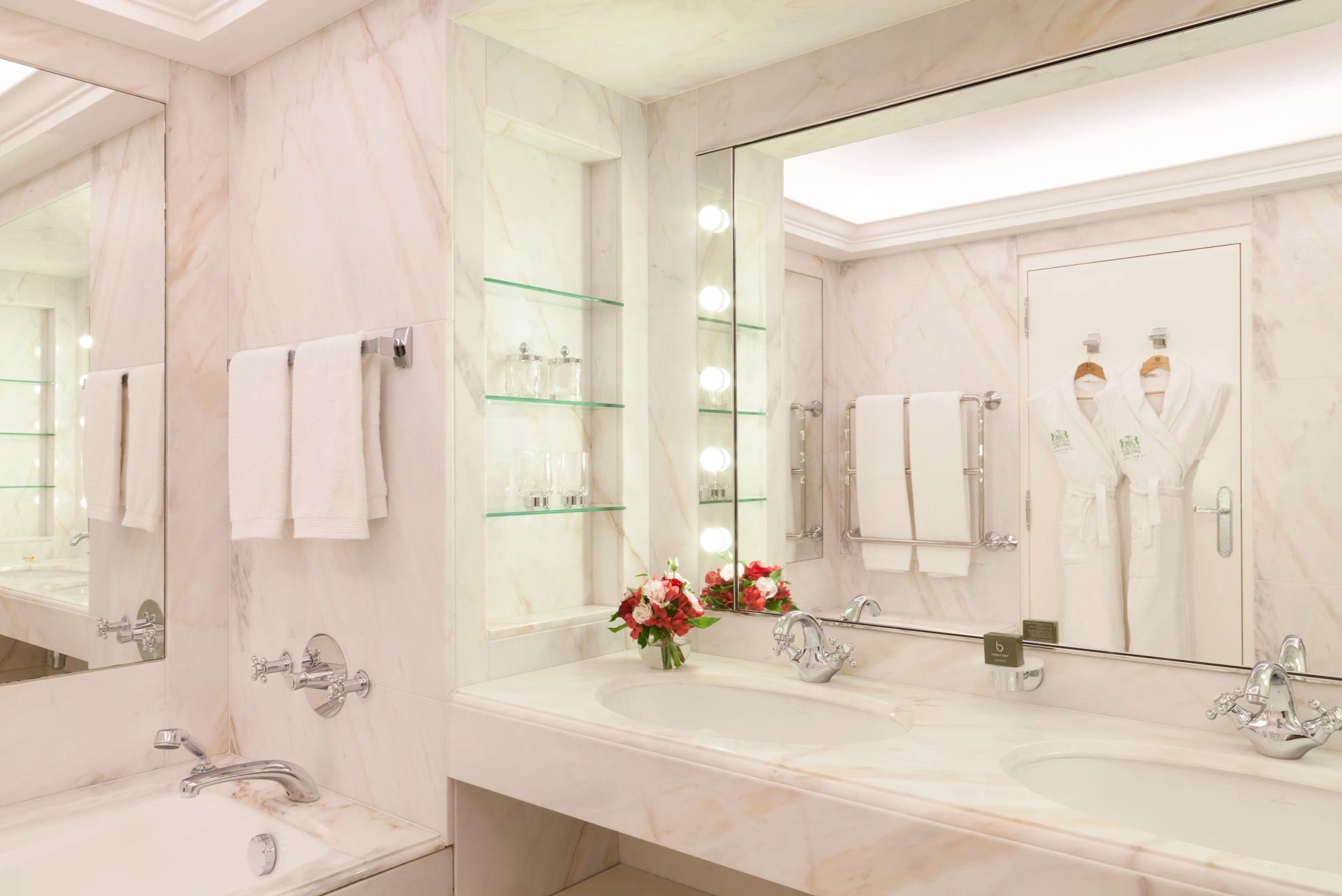 Deluxe Garden View banheiro em marmore - banheiro com pia dupla - pia dupla - banheiro grande