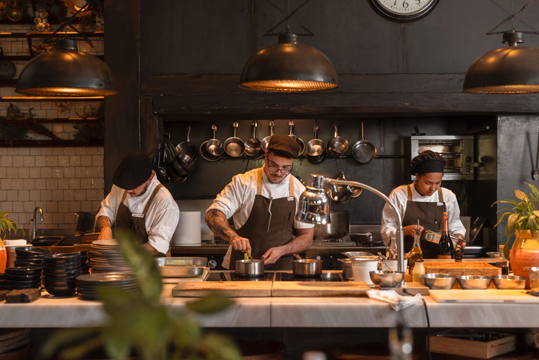 Chefs Open Kitchen chefs trabalhando cozinha - restaurante hotel luxo - buffet gourmet
