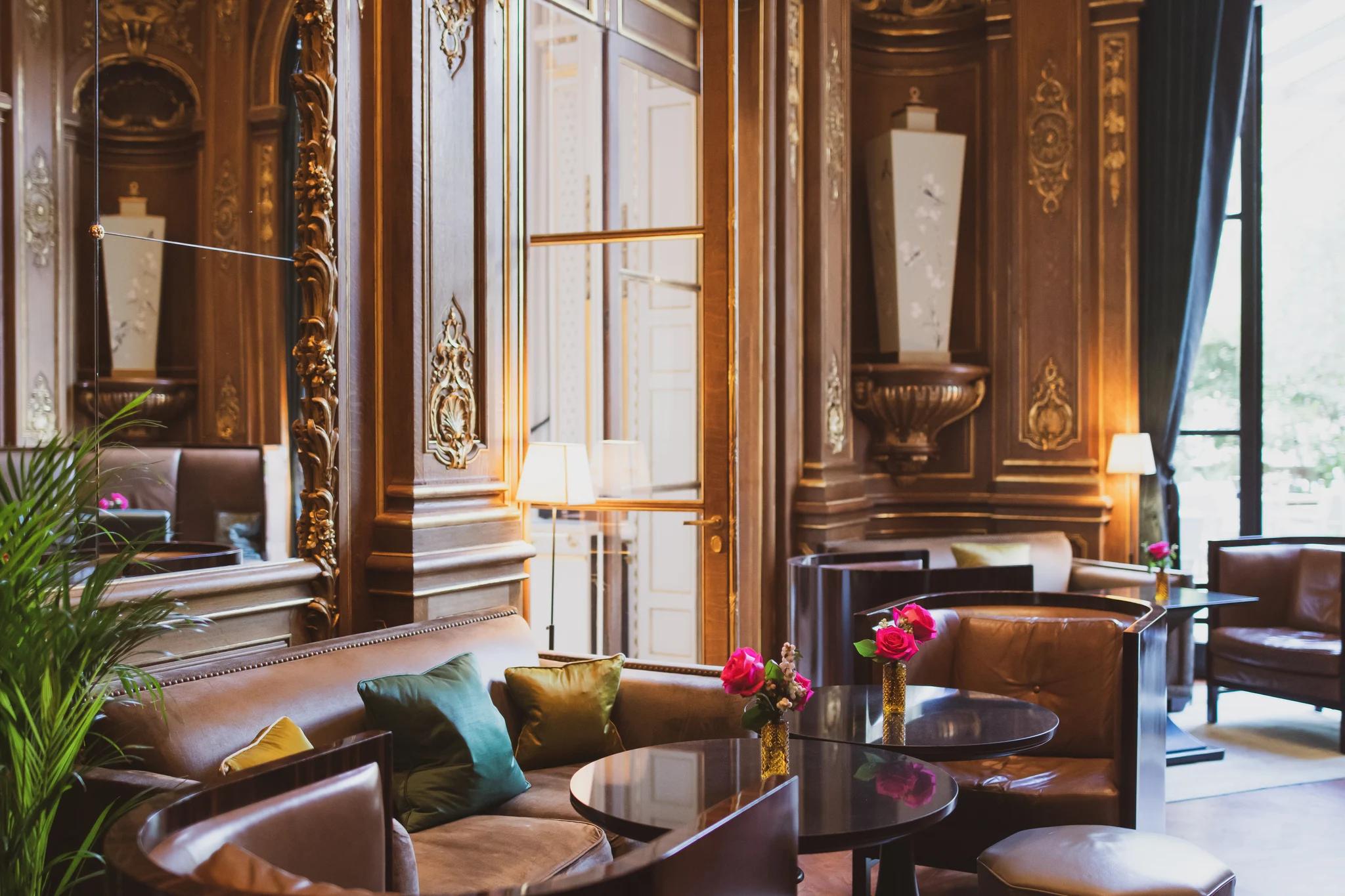 áreas comuns the peninsula paris - móveis de madeira original