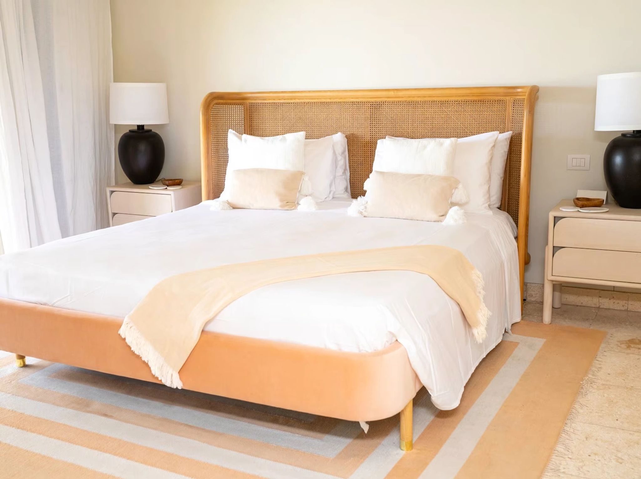 Sea Breeze cama king size - quarto casal clean - detalhes tom pessego