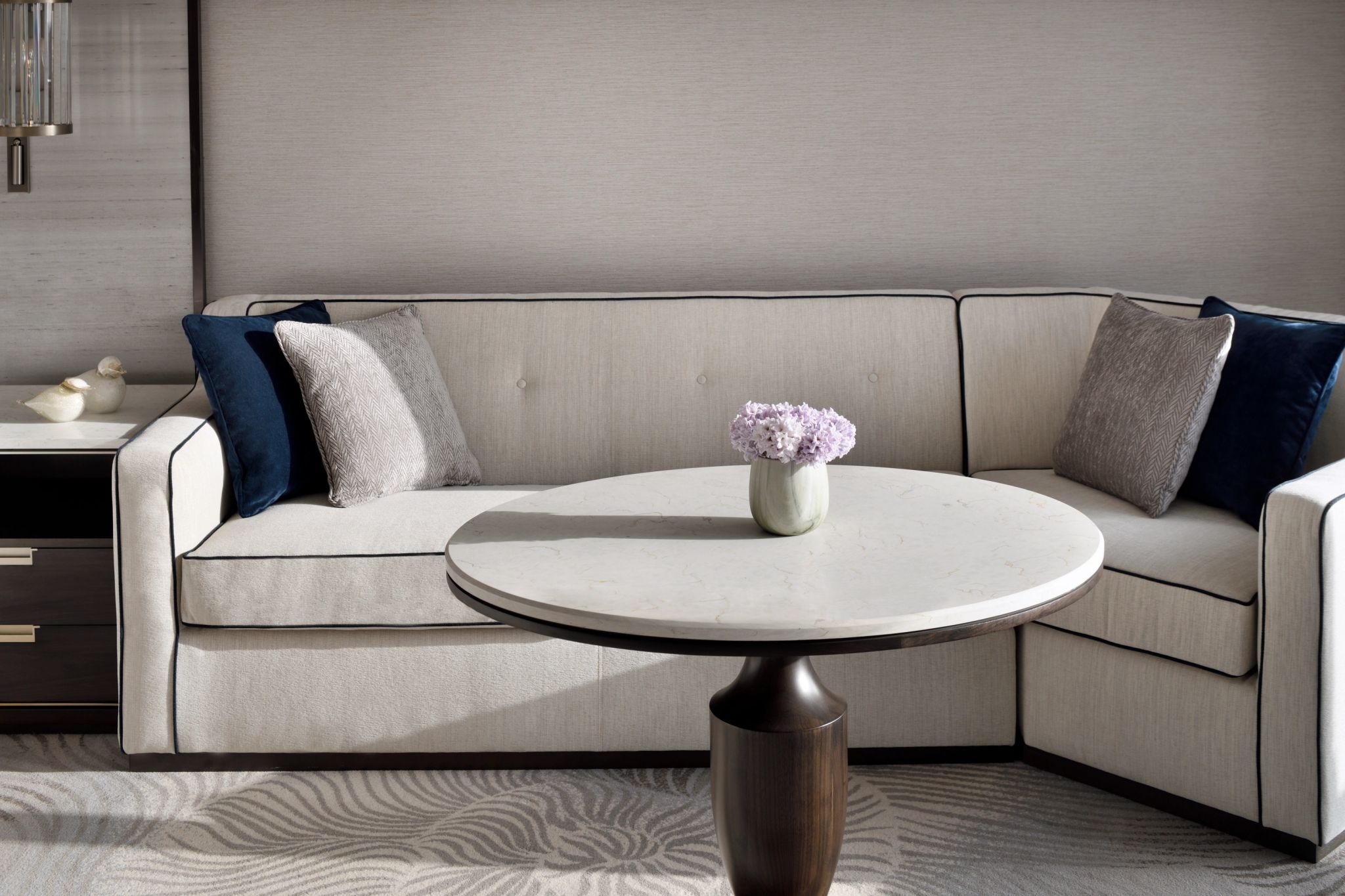 sofa grande - quarto com sofa - quarto premium