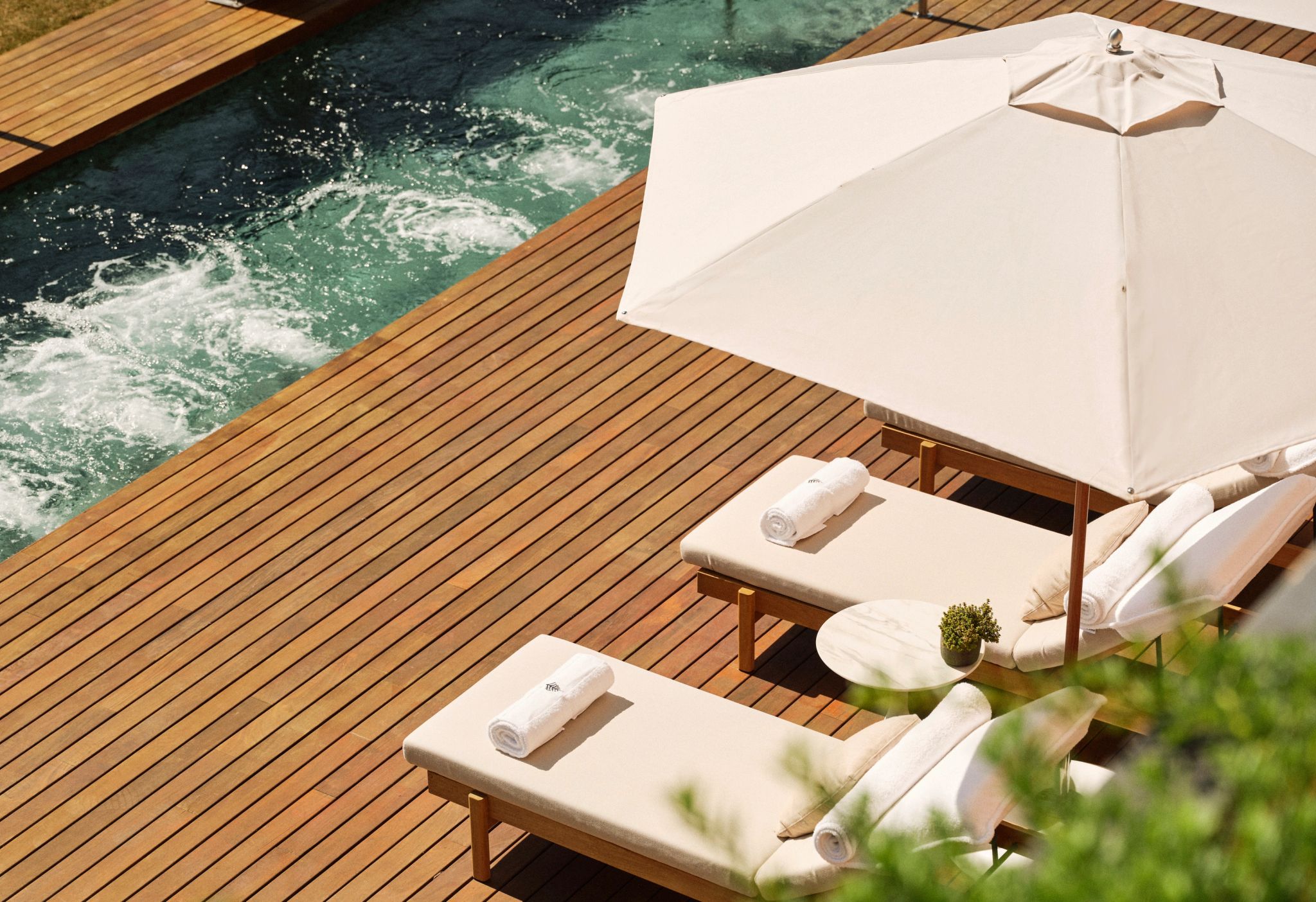 Piscina deck de madeira - guarda sol branco - area de descanso externa