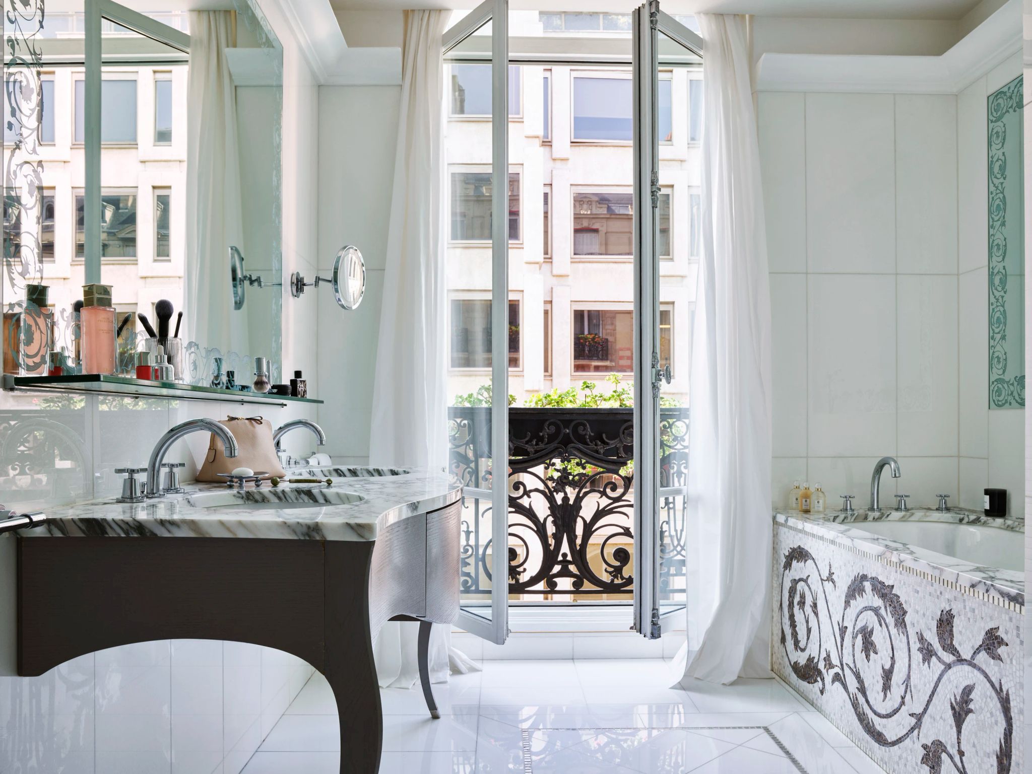 plaza athenee-dorchester collection-suite de luxo
