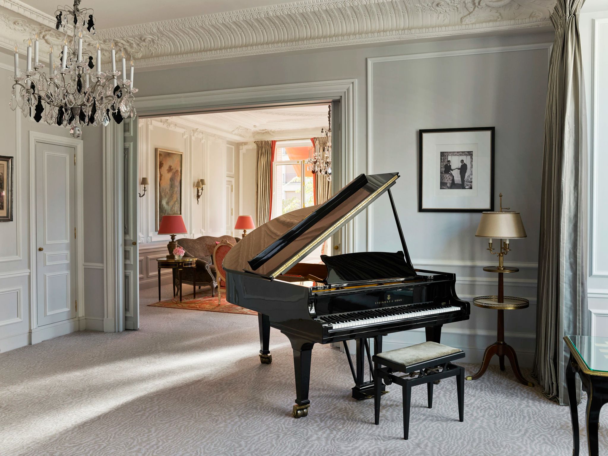 hotel plaza athenee-hotel de luxo em paris com piano de cauda