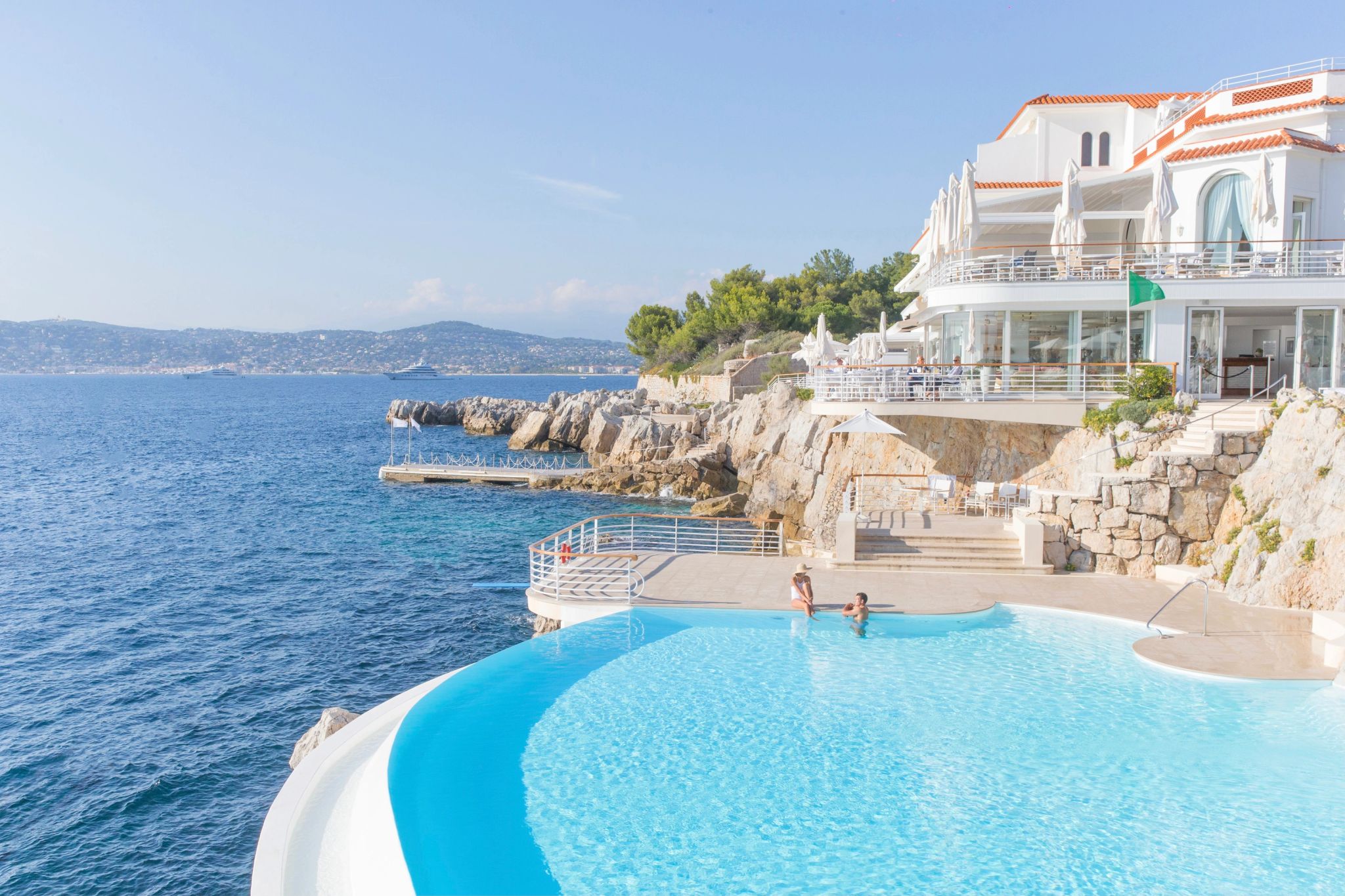 Piscina do hotel piscina infinita – piscina ao ar livre - piscina frente mar