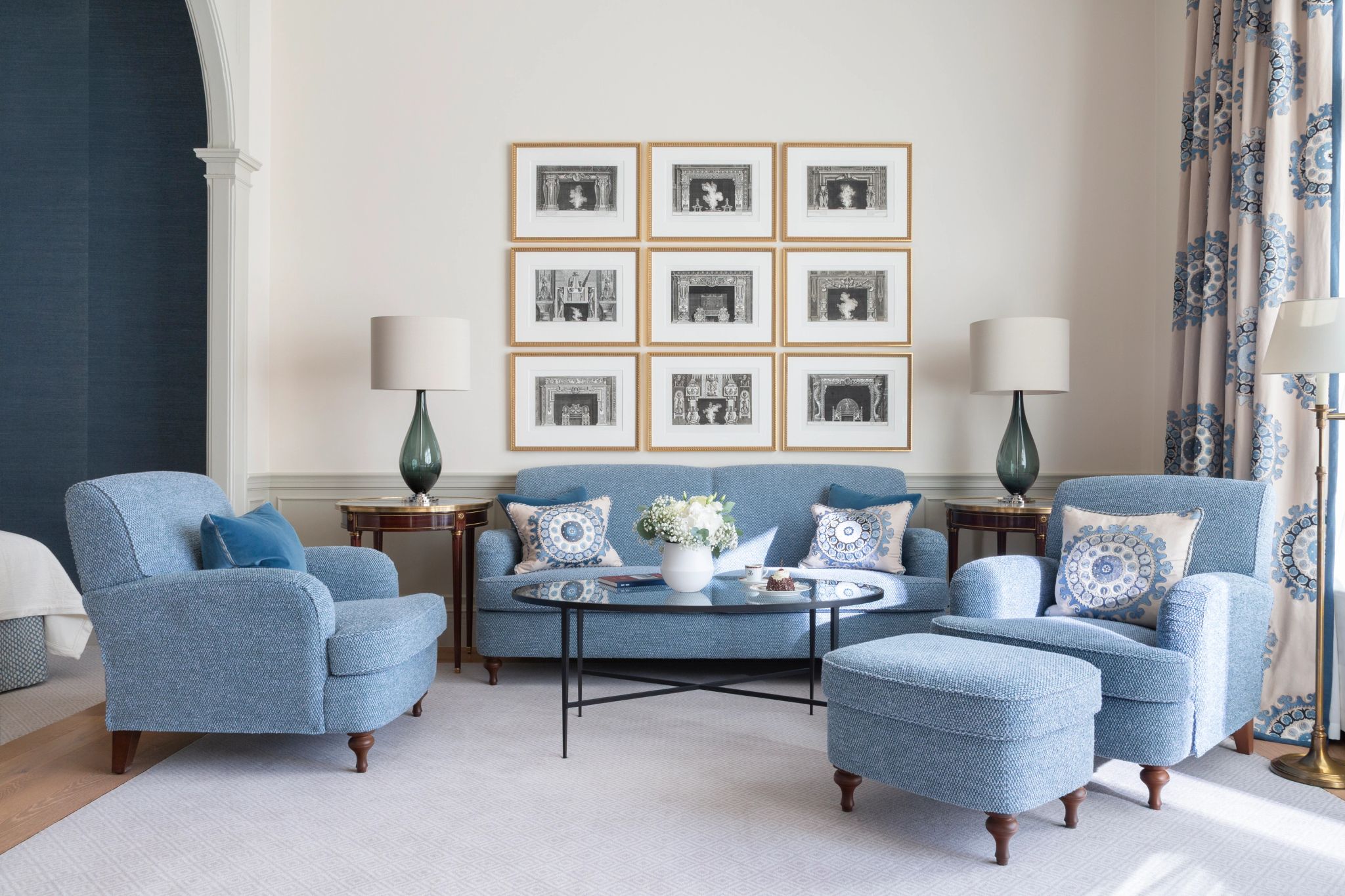 ambiente acolhedor com sofas azuis e quadros na parede