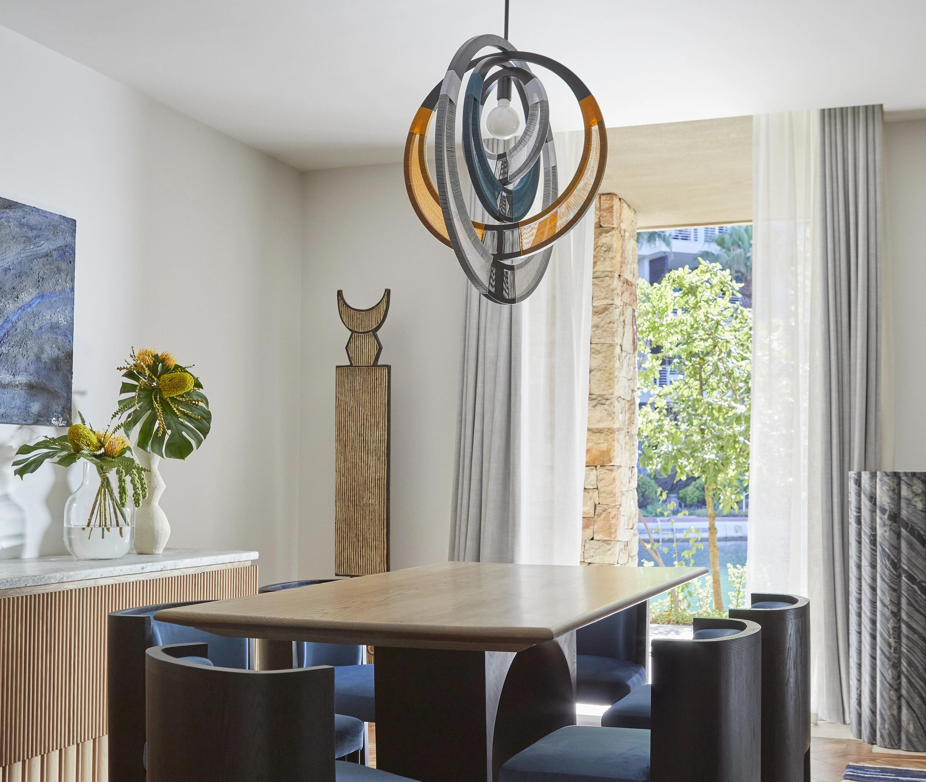 sala de jantar - mesa de jantar - area gourmet - lustre moderno - escultura africana