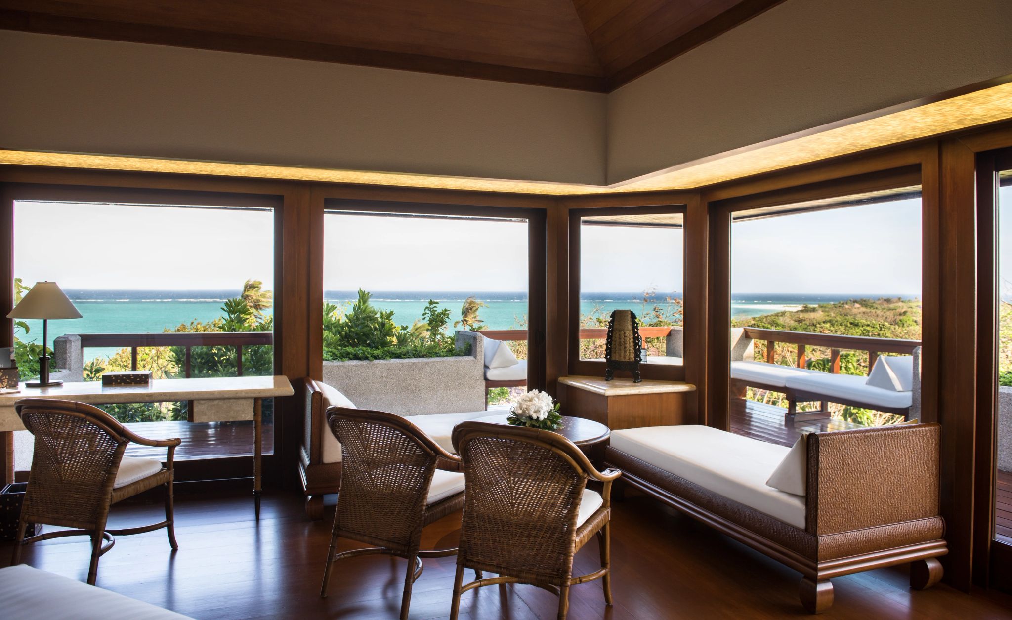 Deluxe Hillside Casita   sala de estar - sala moderna - casa vista mar - casa na arvore