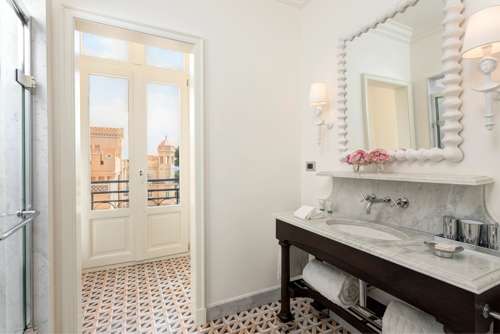 Deluxe Room Sea View banheiro em marmore - pia dupla - banheiro moderno - banheiro casal