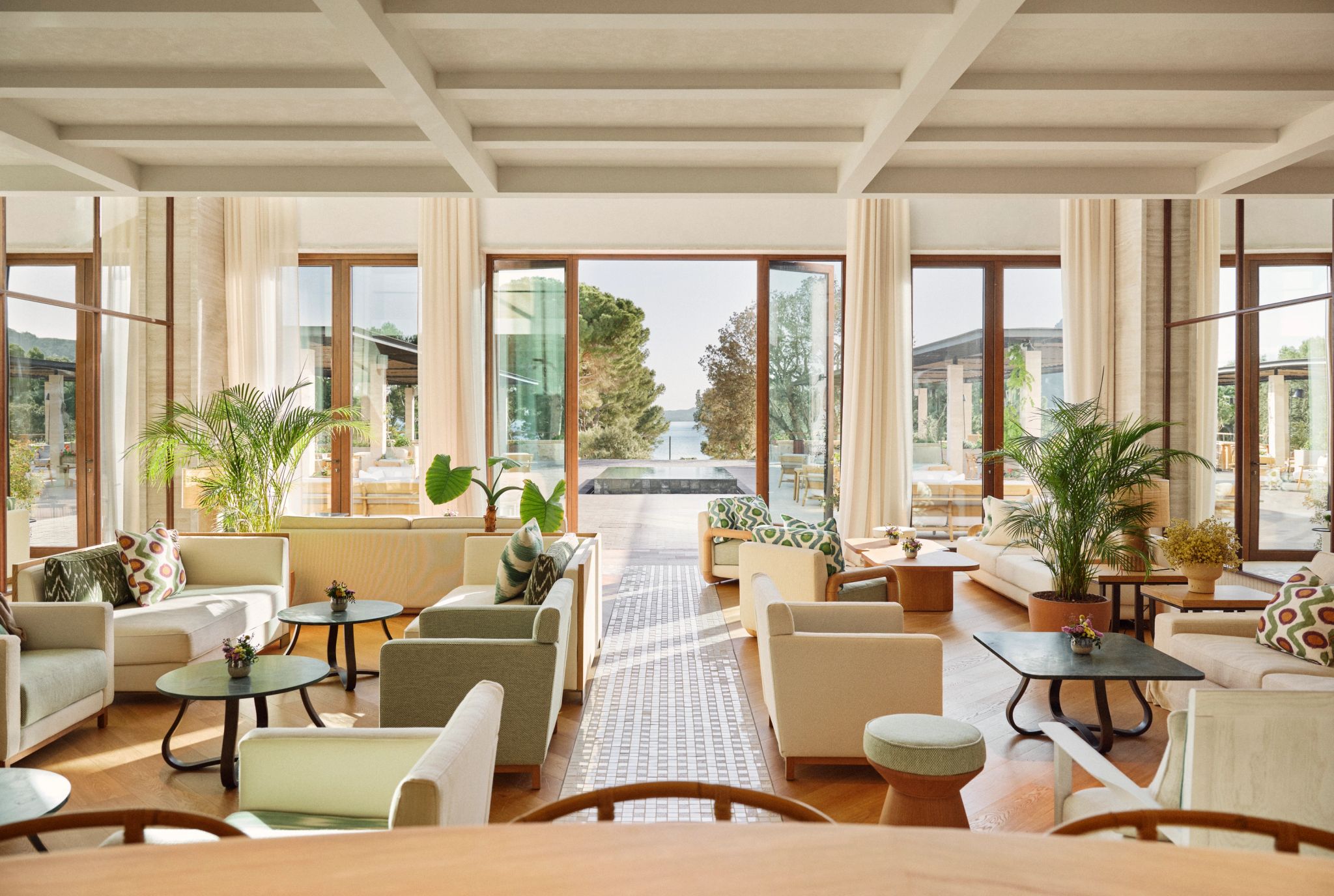 Cercle Lobby Bar salao amplo decorado - poltronas de design - vista jardim tropical