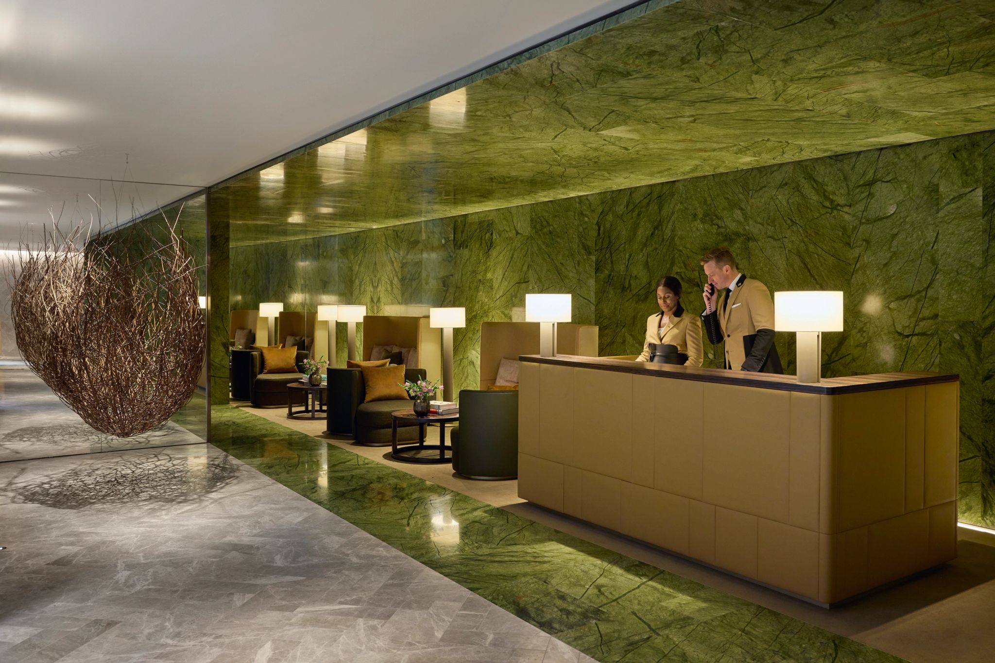 lobby de luxo – lobby hotel – decoraçao moderna - arte abstrata - atendimento concierge