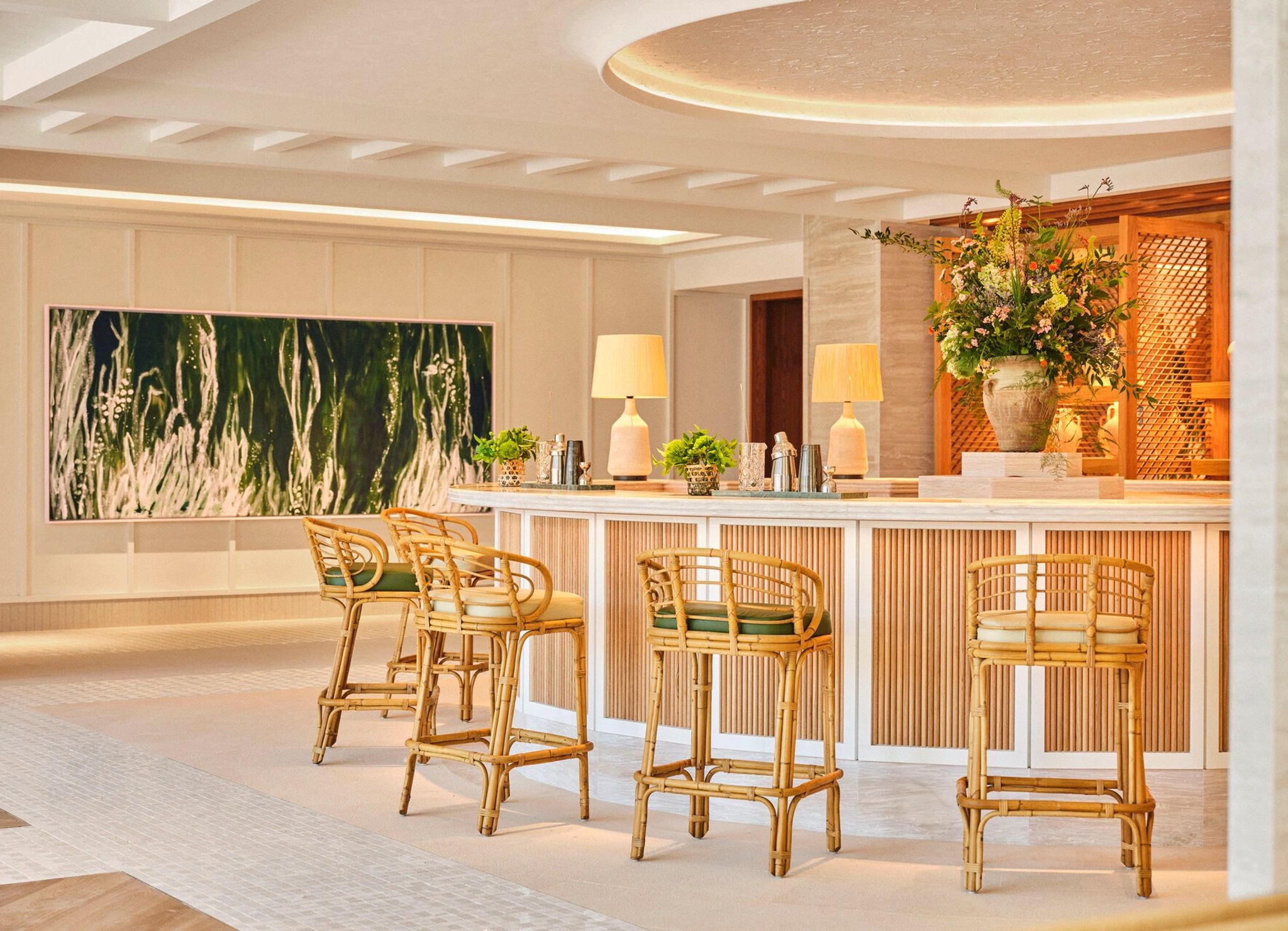 bar moderno e iluminado - ambiente descontraido com toque sofisticado - drinks artesanais em mallorca