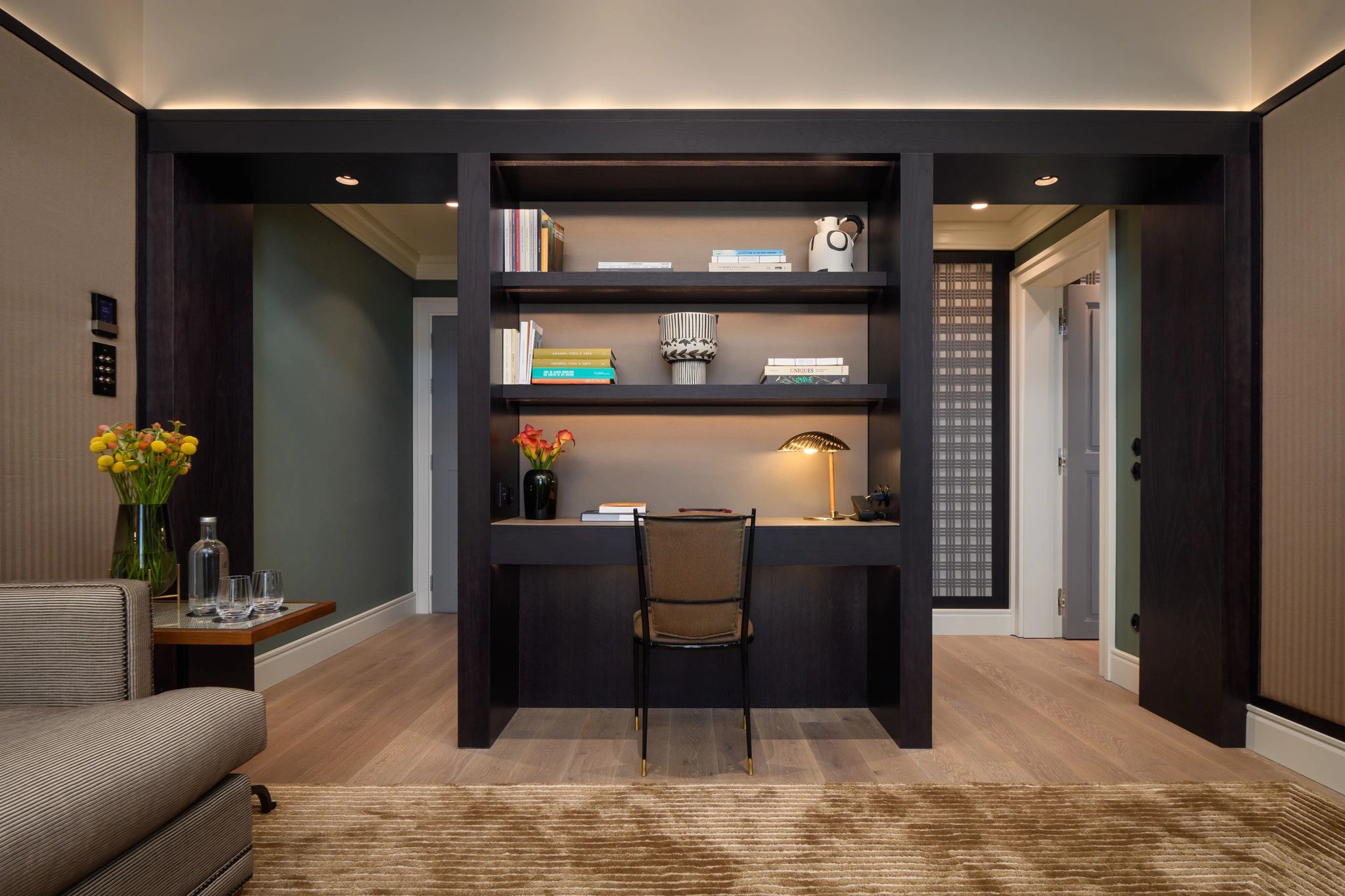 Suite Tejo mesa de trabalho – decoracao moderna – sala da suite