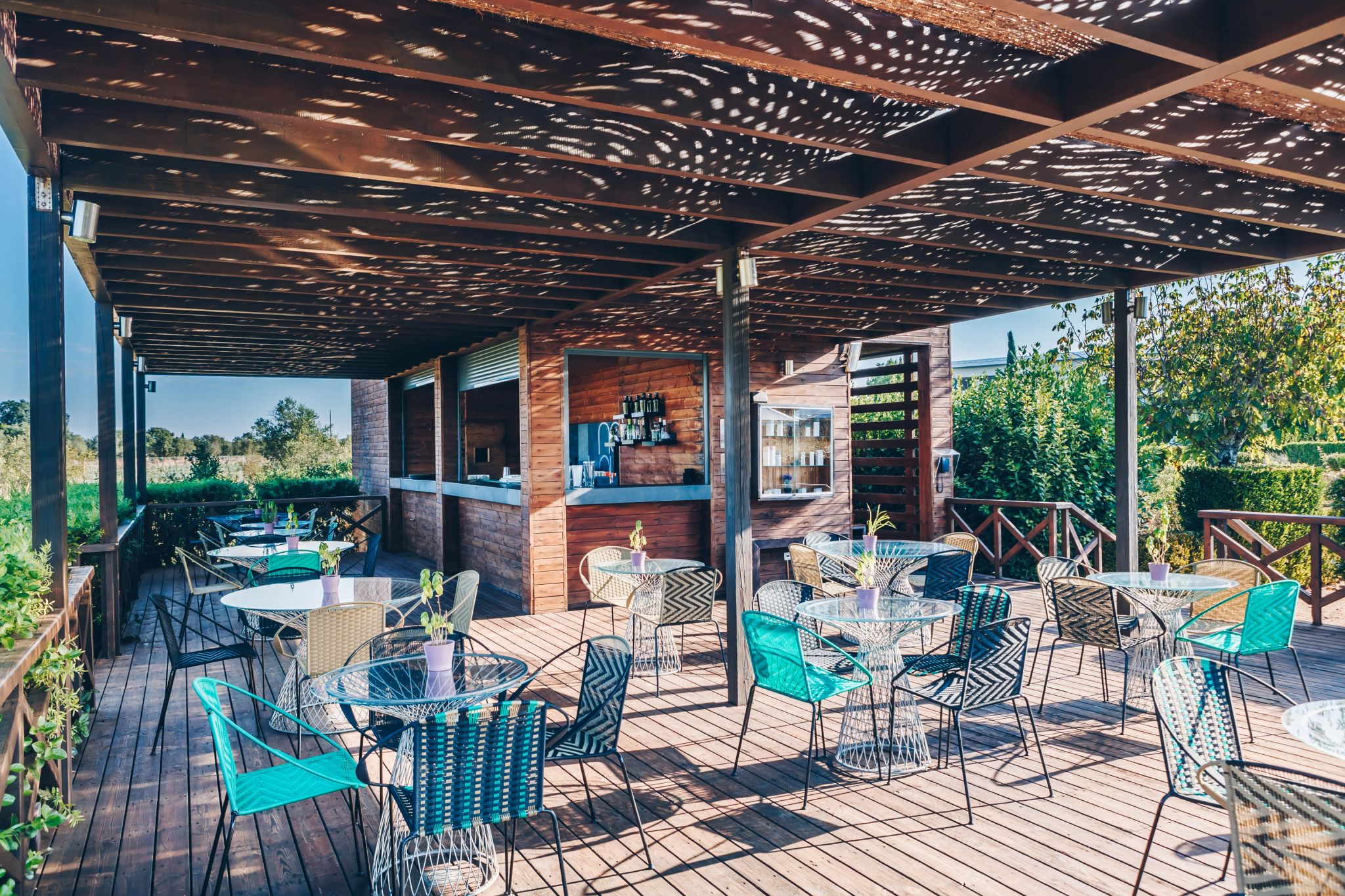 Pool Bar mesas sob pergolado - bar externo - area de lazer com sombra