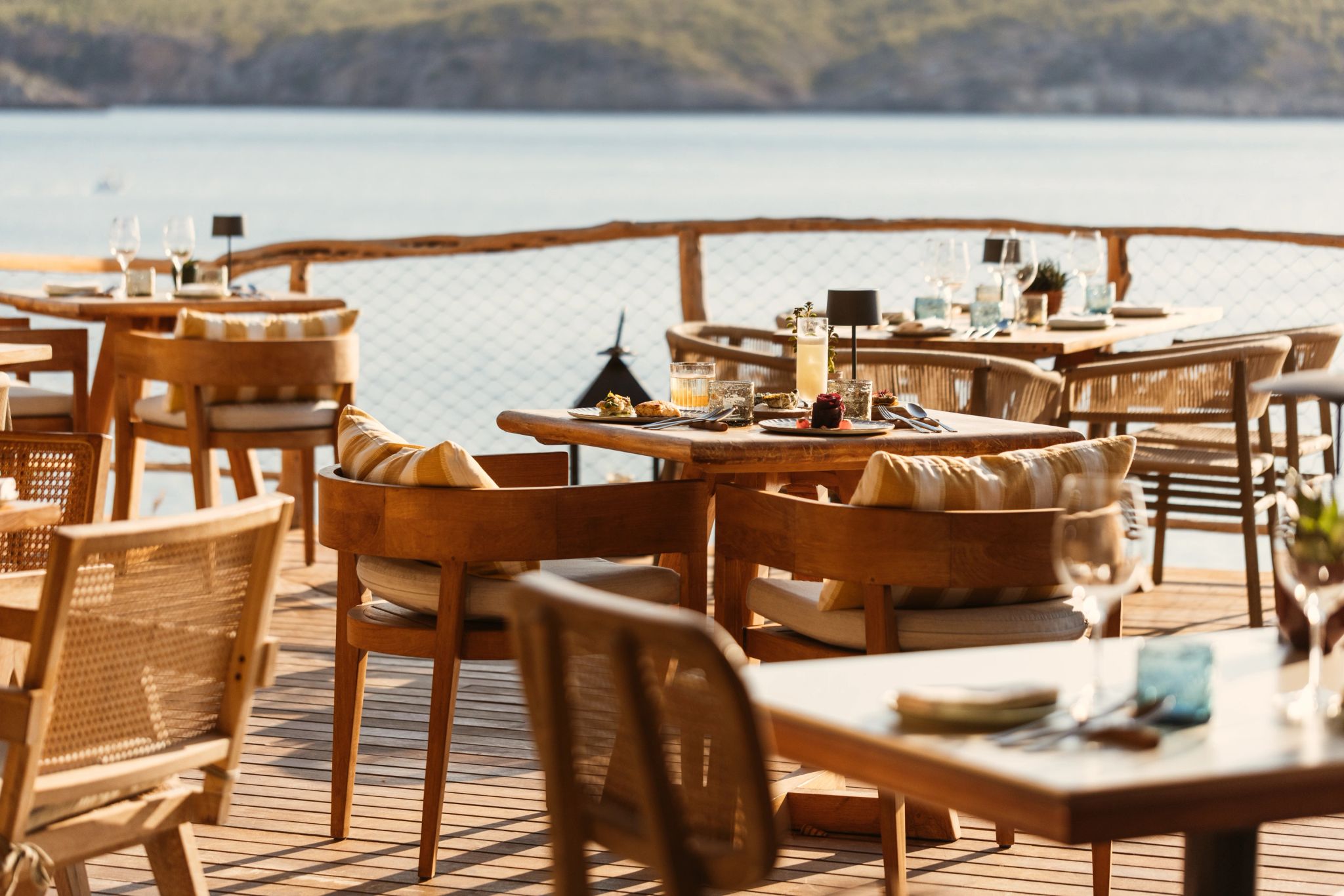 Beach Caves Terrace mesas de madeira no deck - vista para baia - ambiente tropical