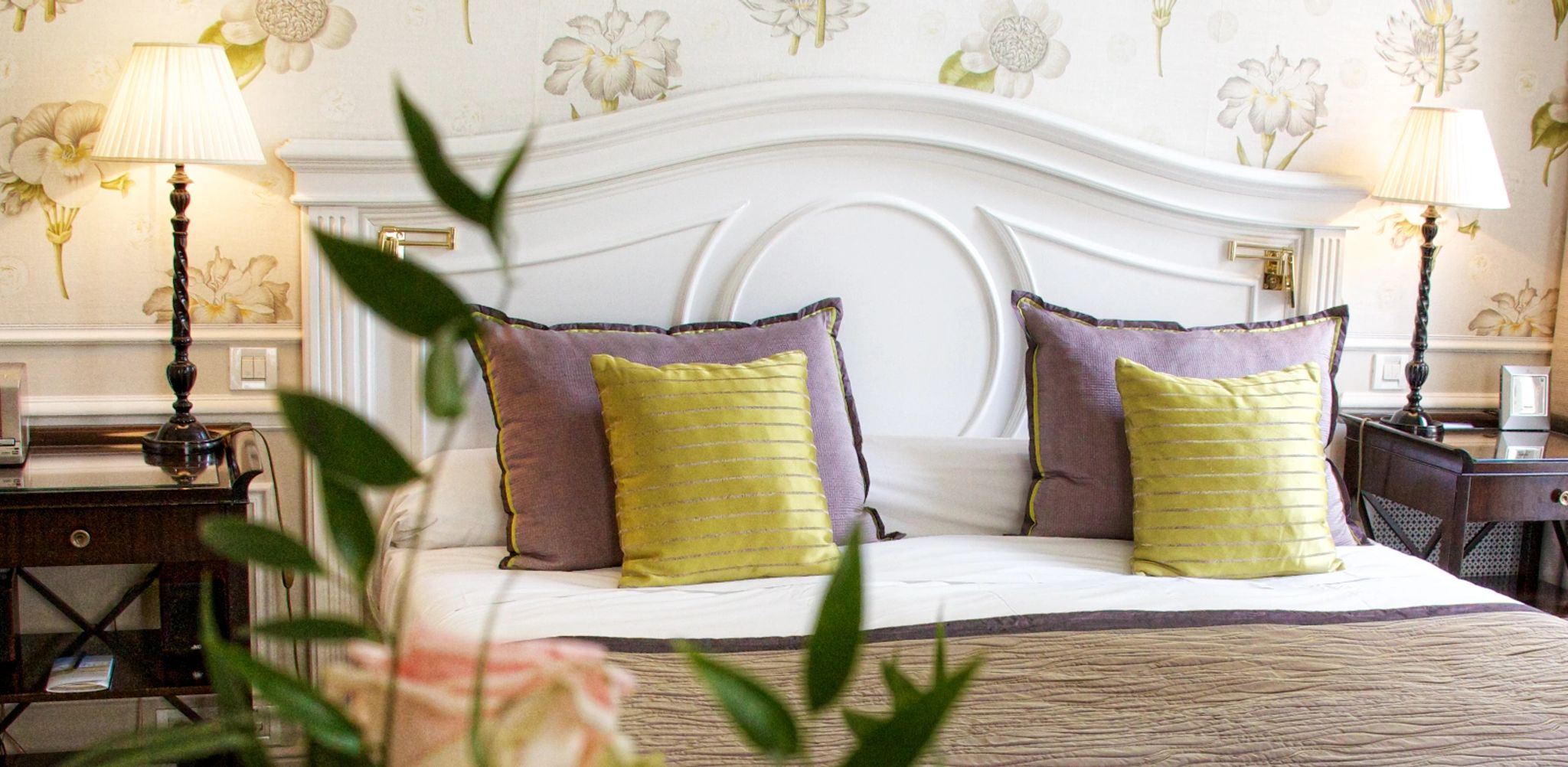 cama king – decoraçao da suite – mesa de cabeceira - planta decorativa - quarto casal