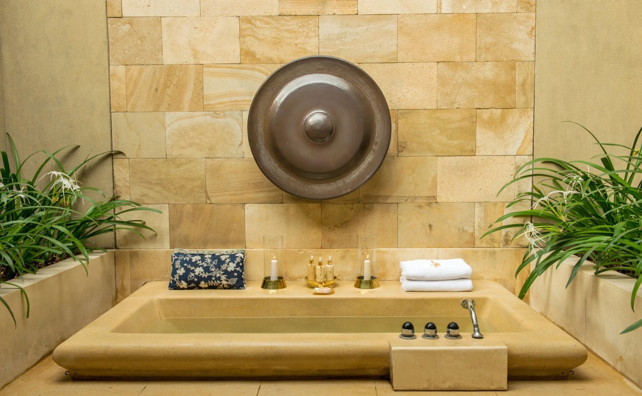 banheira de pedra - banheiro pavilhao - acabamento rustico luxo