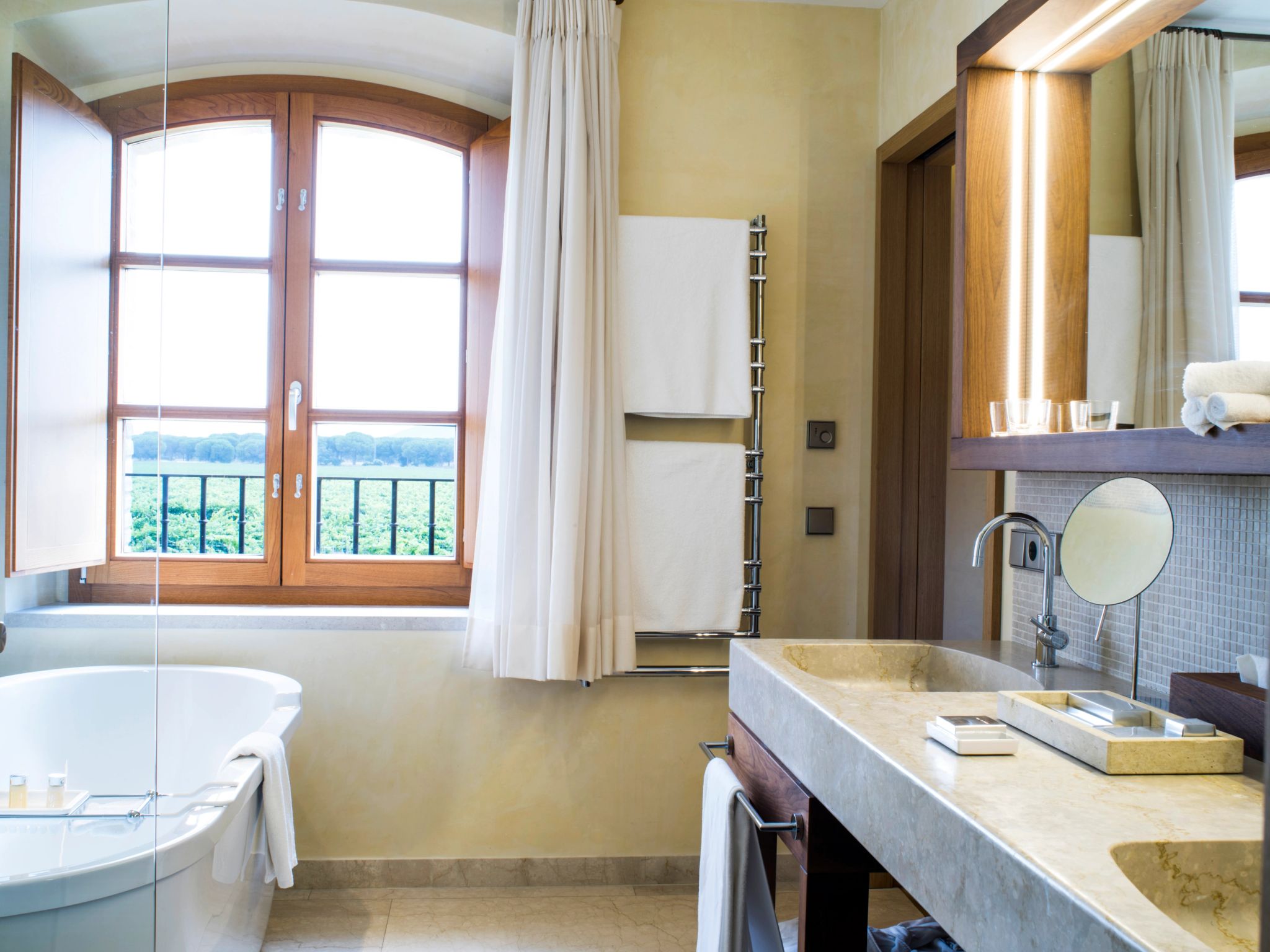 banheiro de luxo - banheira de imersao - pia dupla