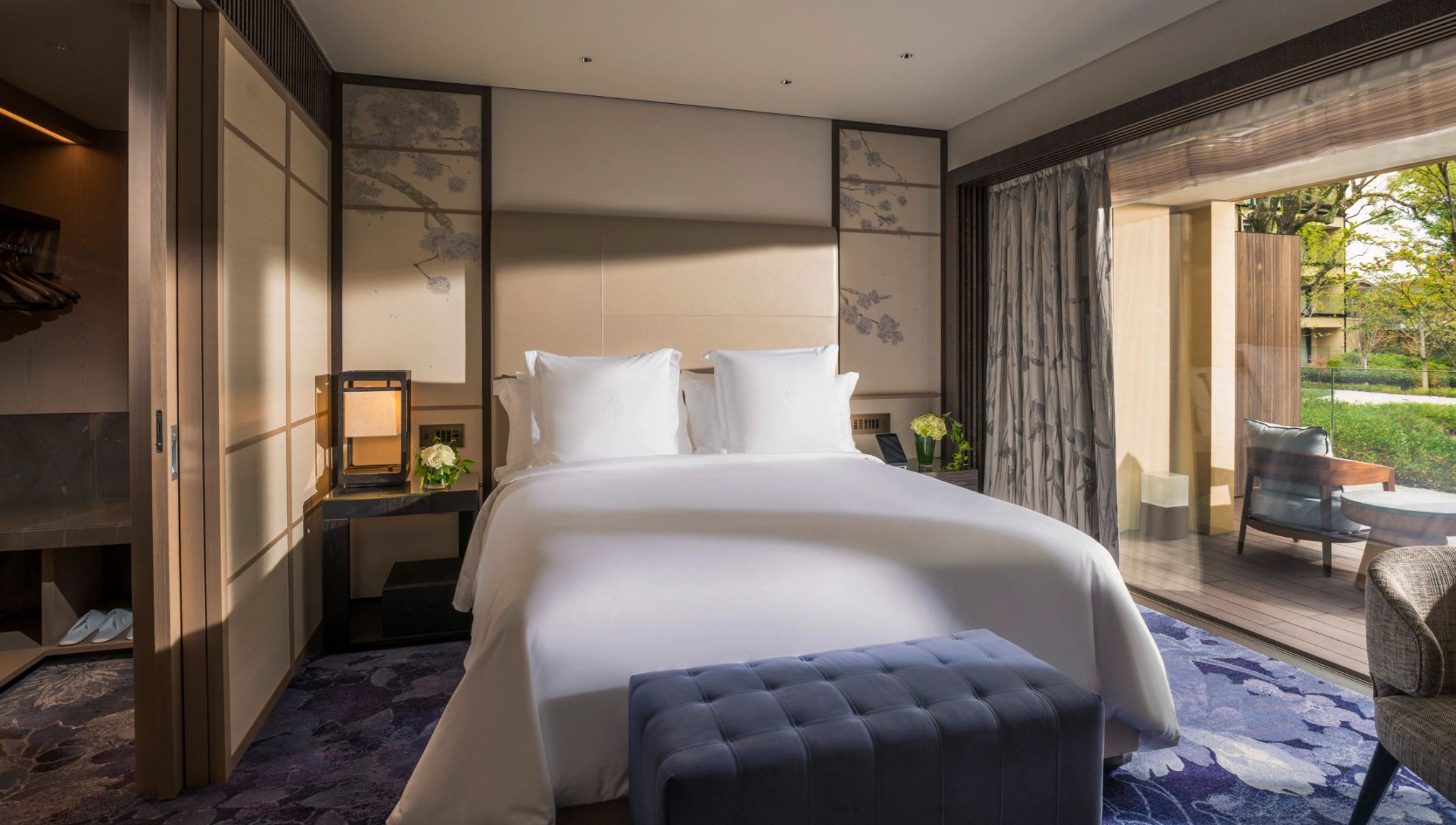 One Bedroom Heritage Garden Residence King cama casal – quarto com varanda – quarto com closet