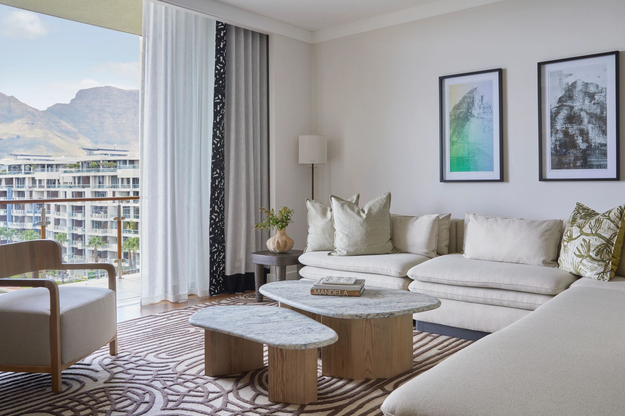 suíie com sala - sofa confortavel – sala moderna - vista table mountain - sala de estar