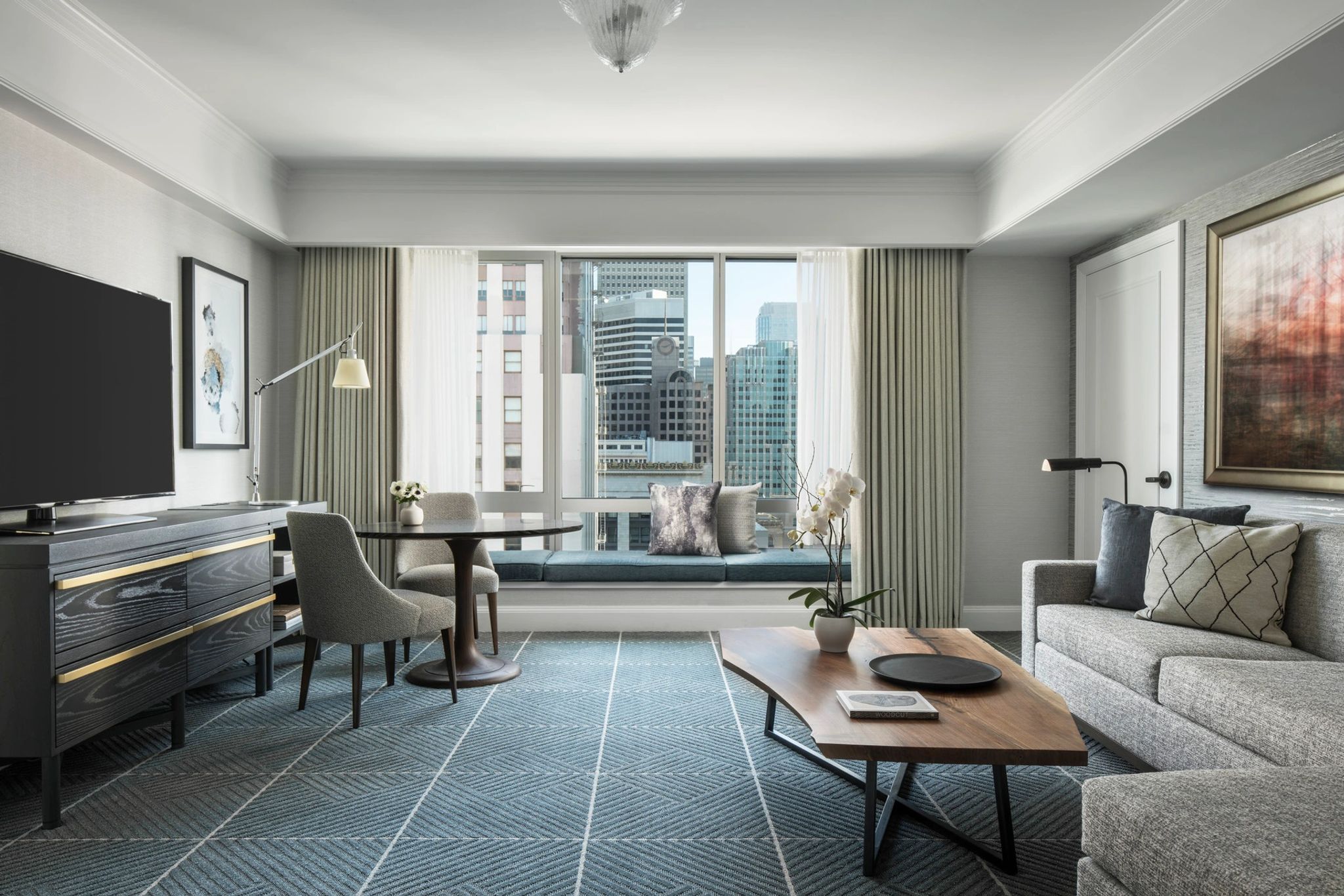 One Bedroom Suite sala de estar – suite de luxo – mesa de trabalho