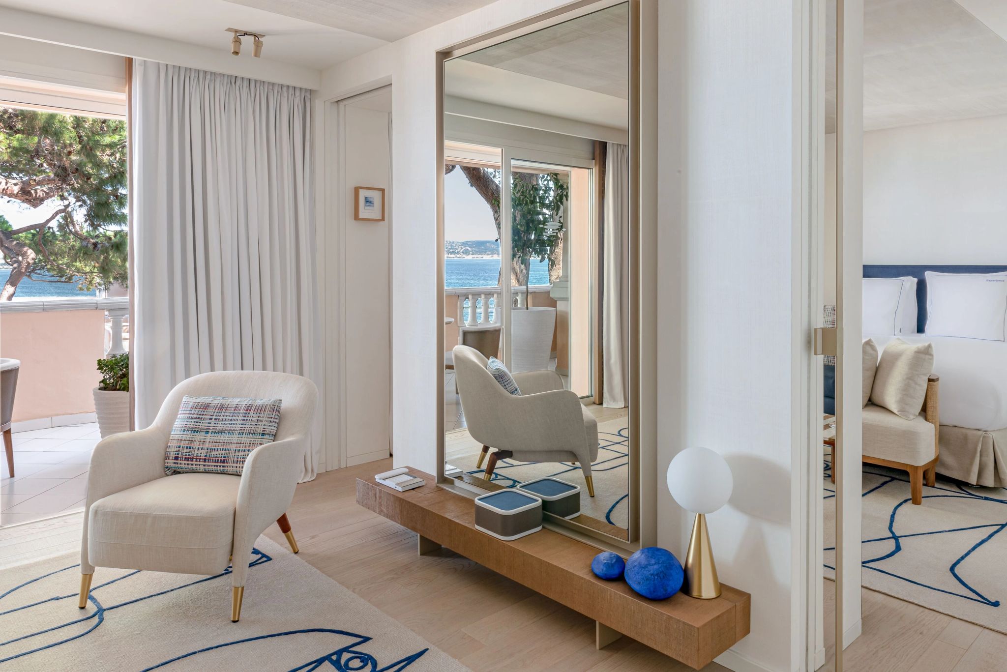 Deluxe Sea Suite design clean – suite com sala – suite ampla