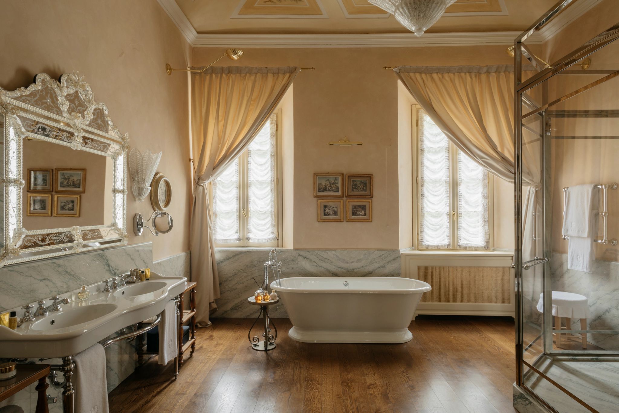 Grand Junior Suite in the Villa Lake View banheiro de luxo – banho de banheira - banheiro chique