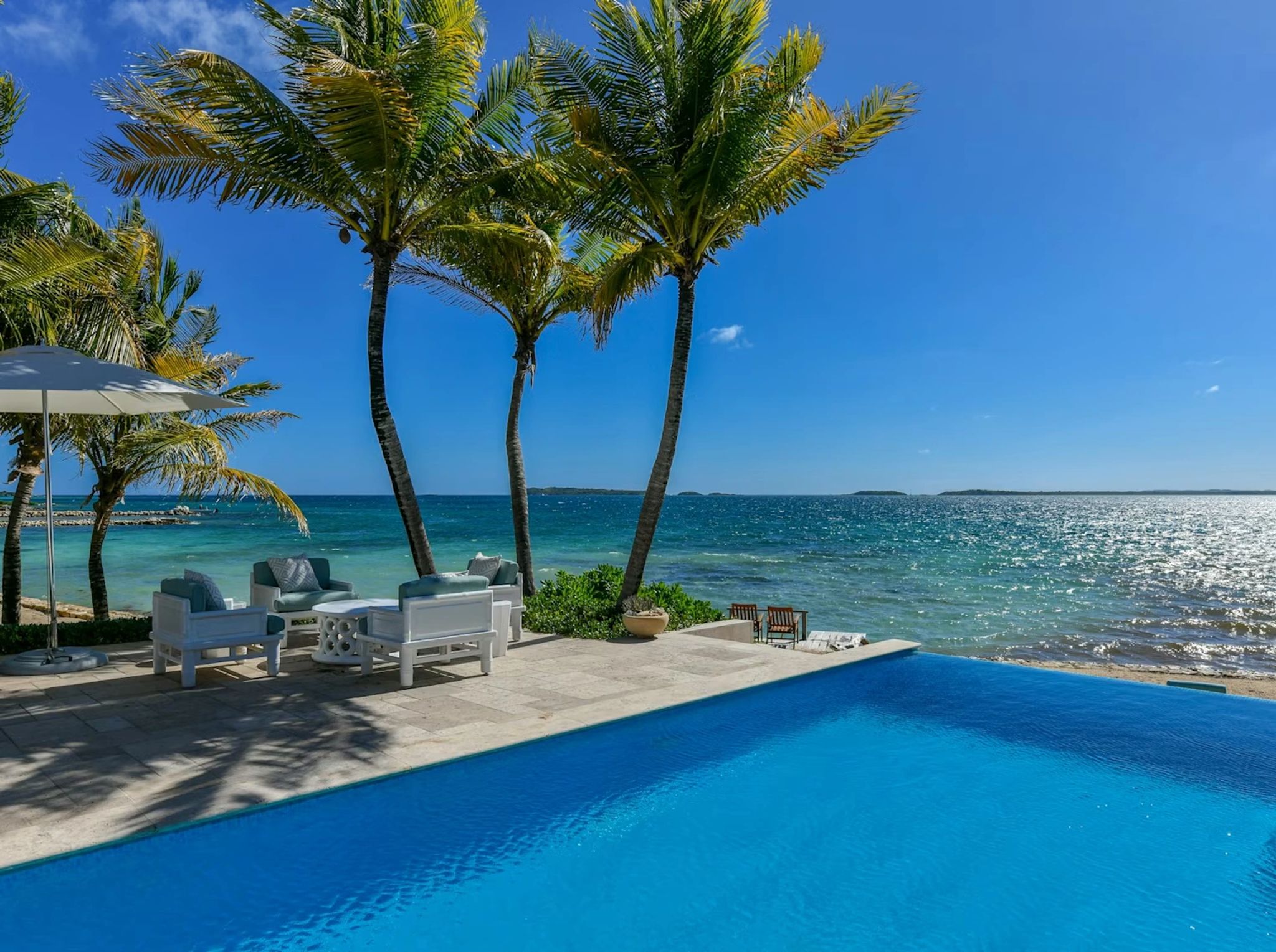 piscina com vista - espreguicadeiras na praia - vista para oceano