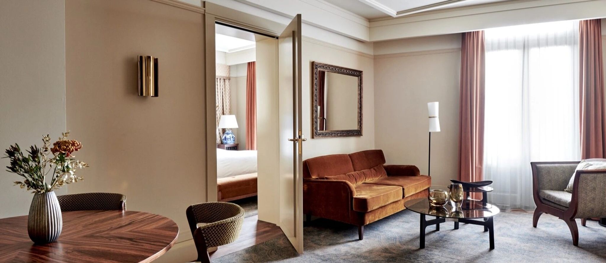 sala de estar da suite com decoração de luxo