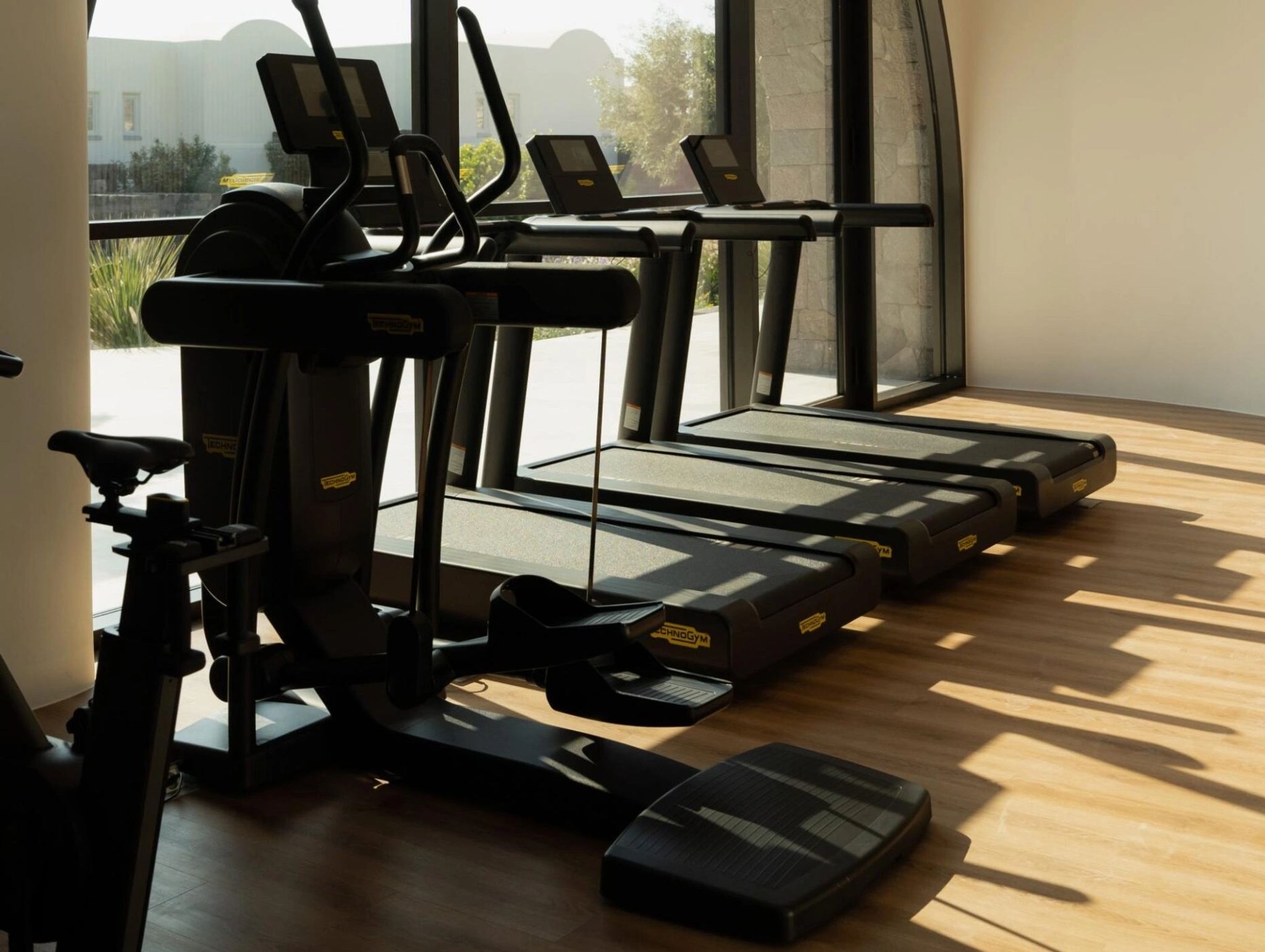 academia de hotel canaves epitome-equipamentos fitness modernos-treino com vista