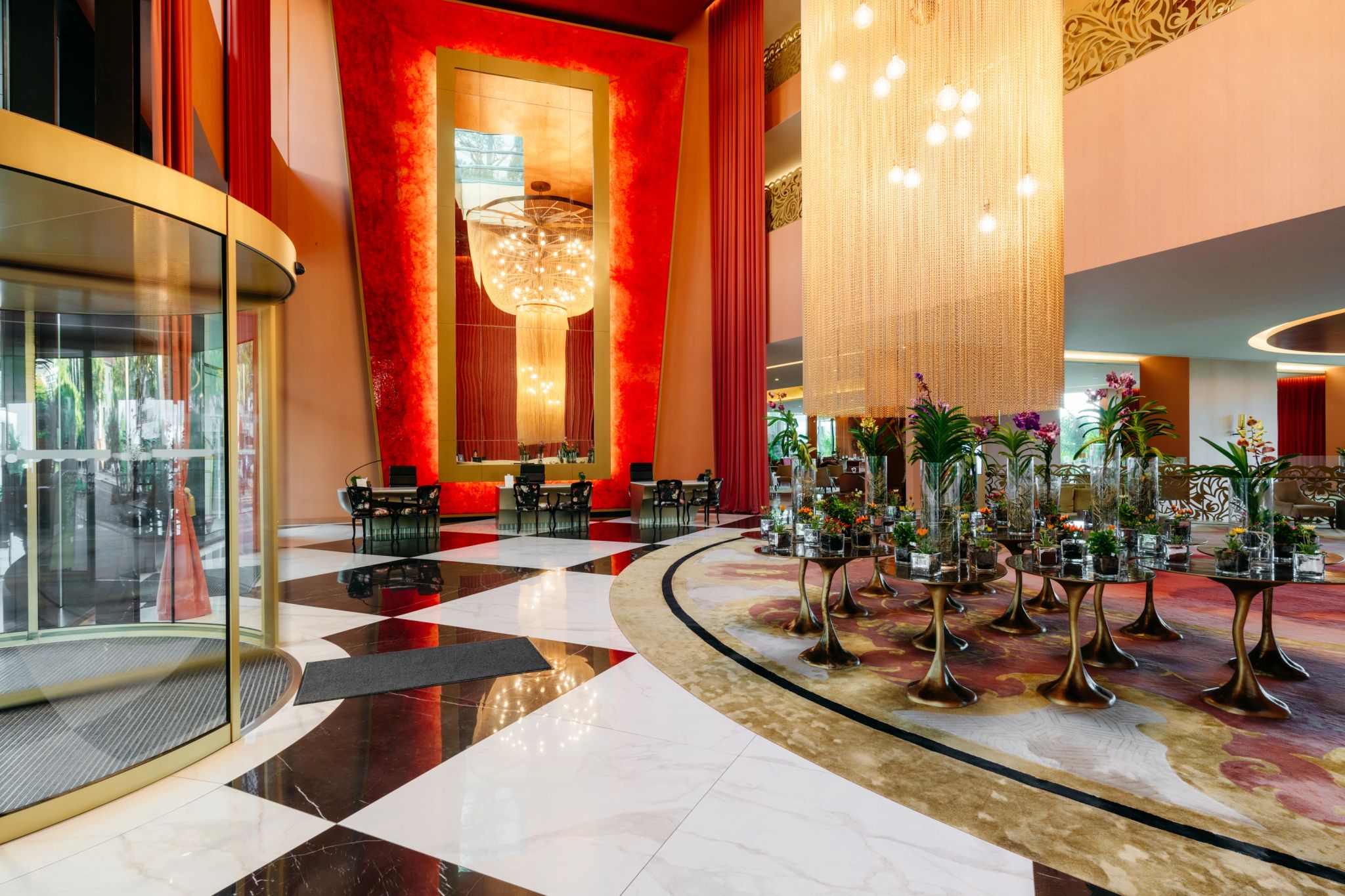 entrada luxuosa com decor contemporanea no savoy palace