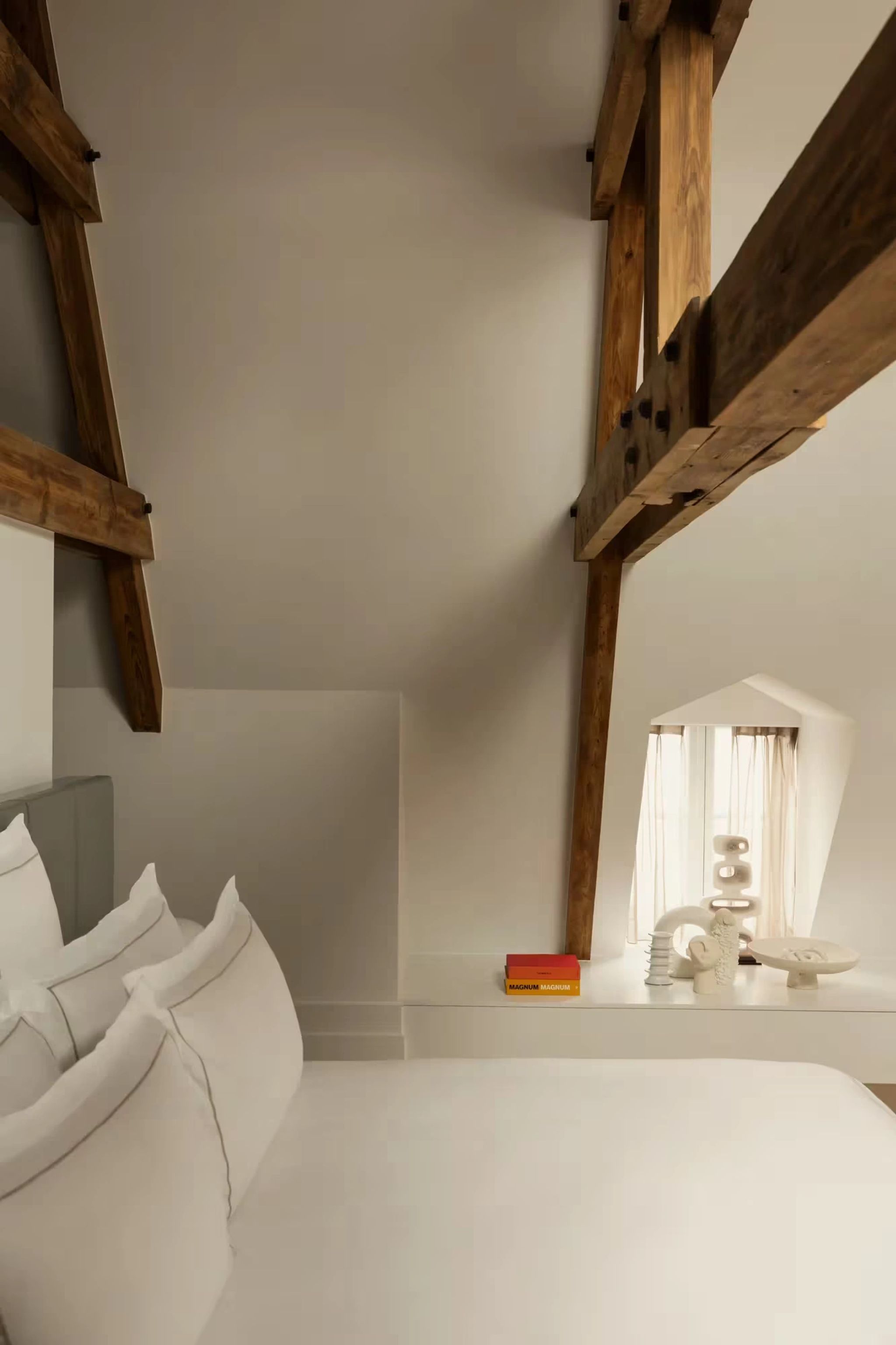 cama king - quarto cobertura - teto inclinado