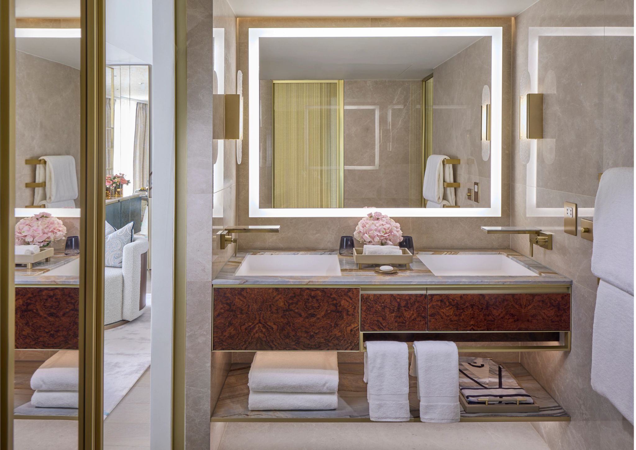 banheiro de luxo - banheiro com pia dupla - banheiro moderno – pia de marmore