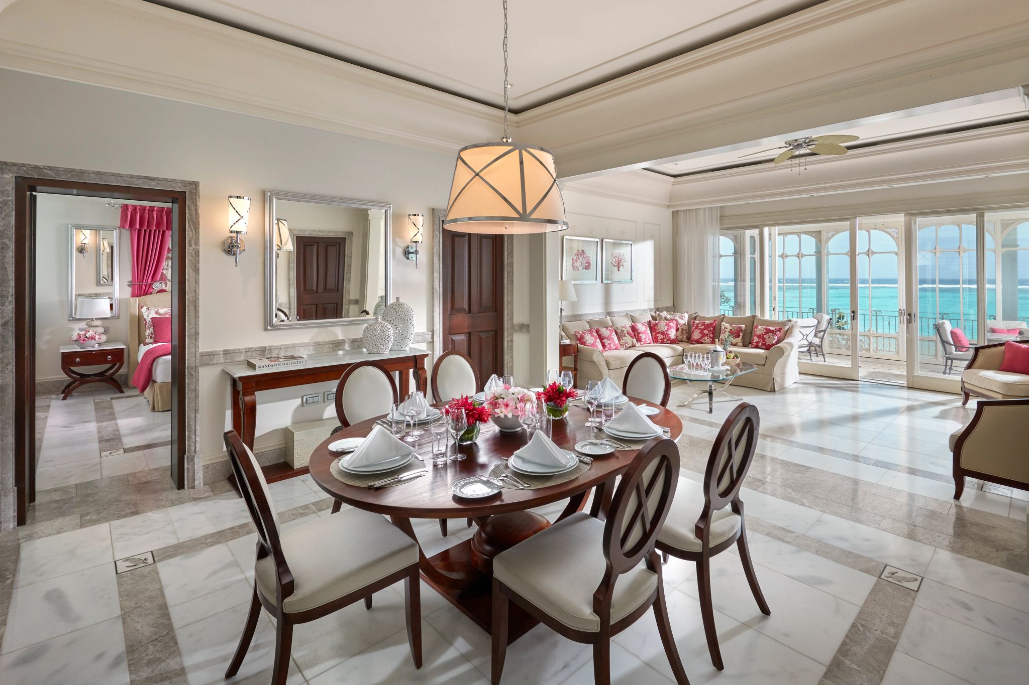 Two Bedroom Oceanview Suite refeicao na suite - mesa de jantar - vista mar