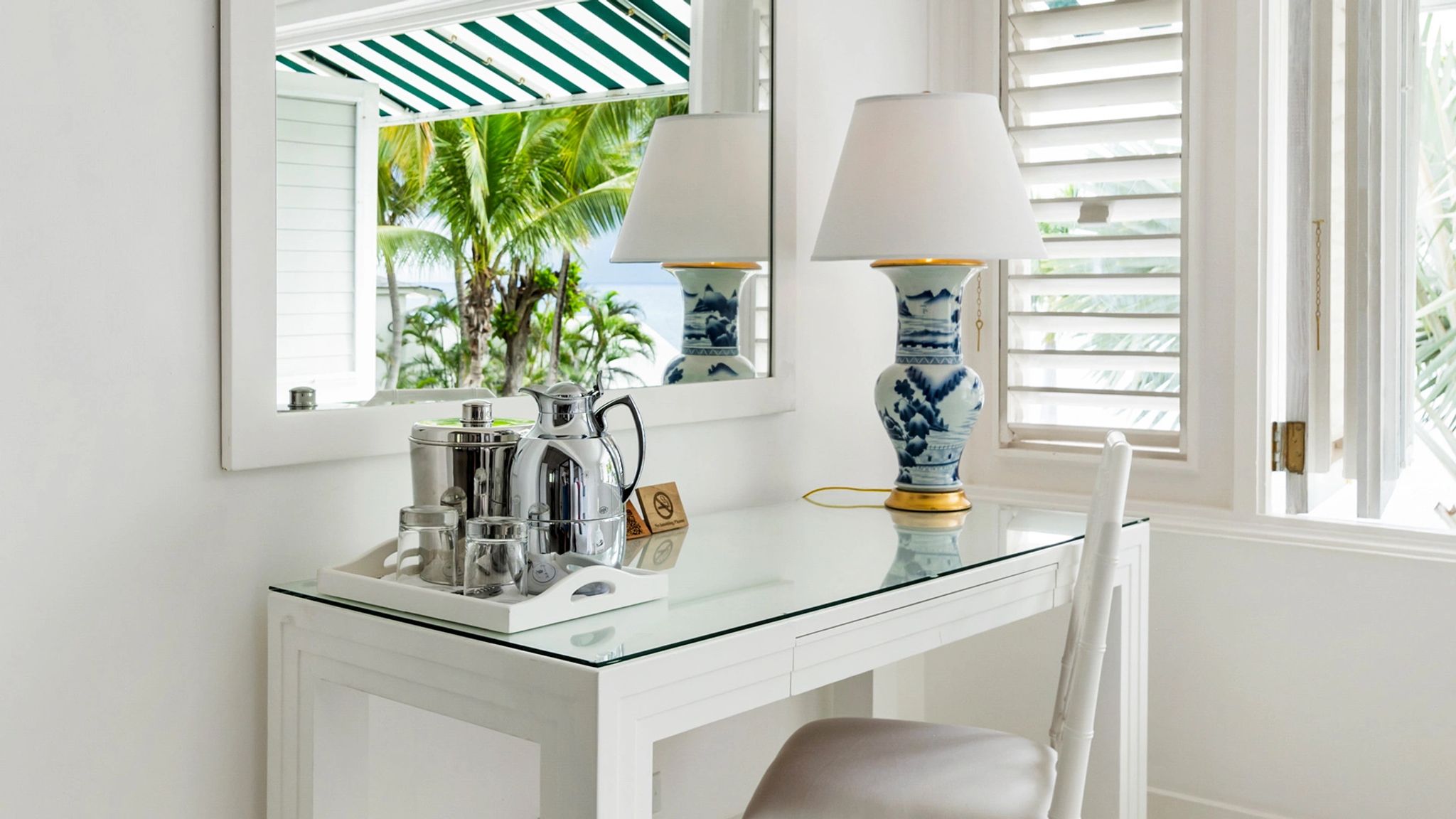 Ocean View King  penteadeira moderna - decoraçao moderna - quarto de hotel