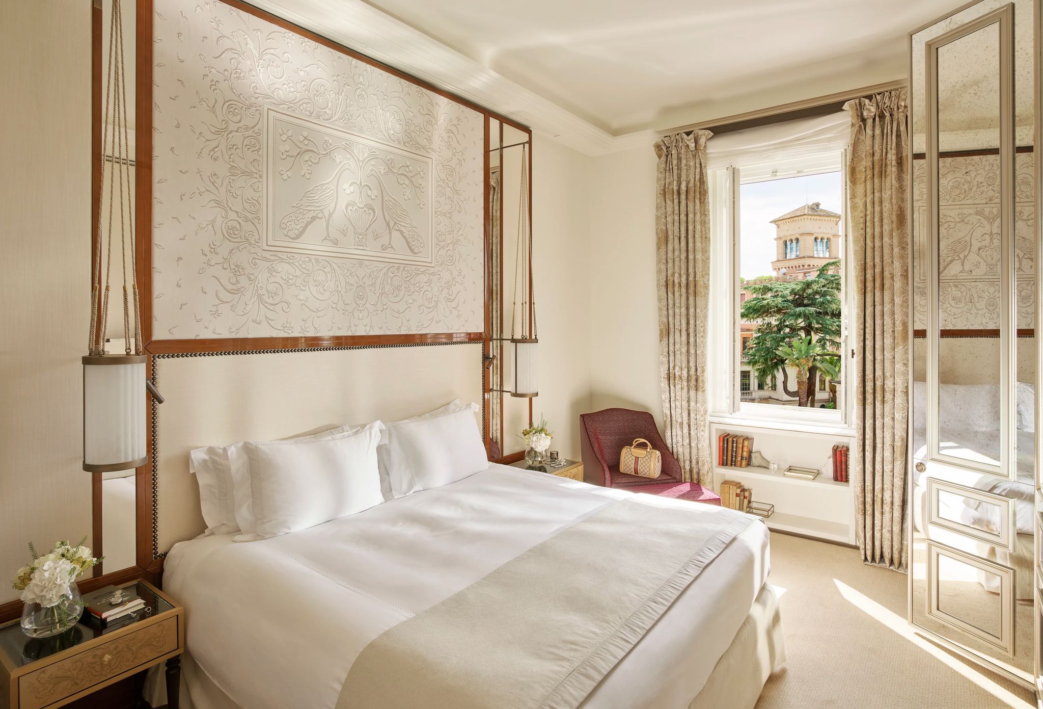 suite de luxo - suite em roma - closet espaçoso - arquitetura classica - suite iluminada