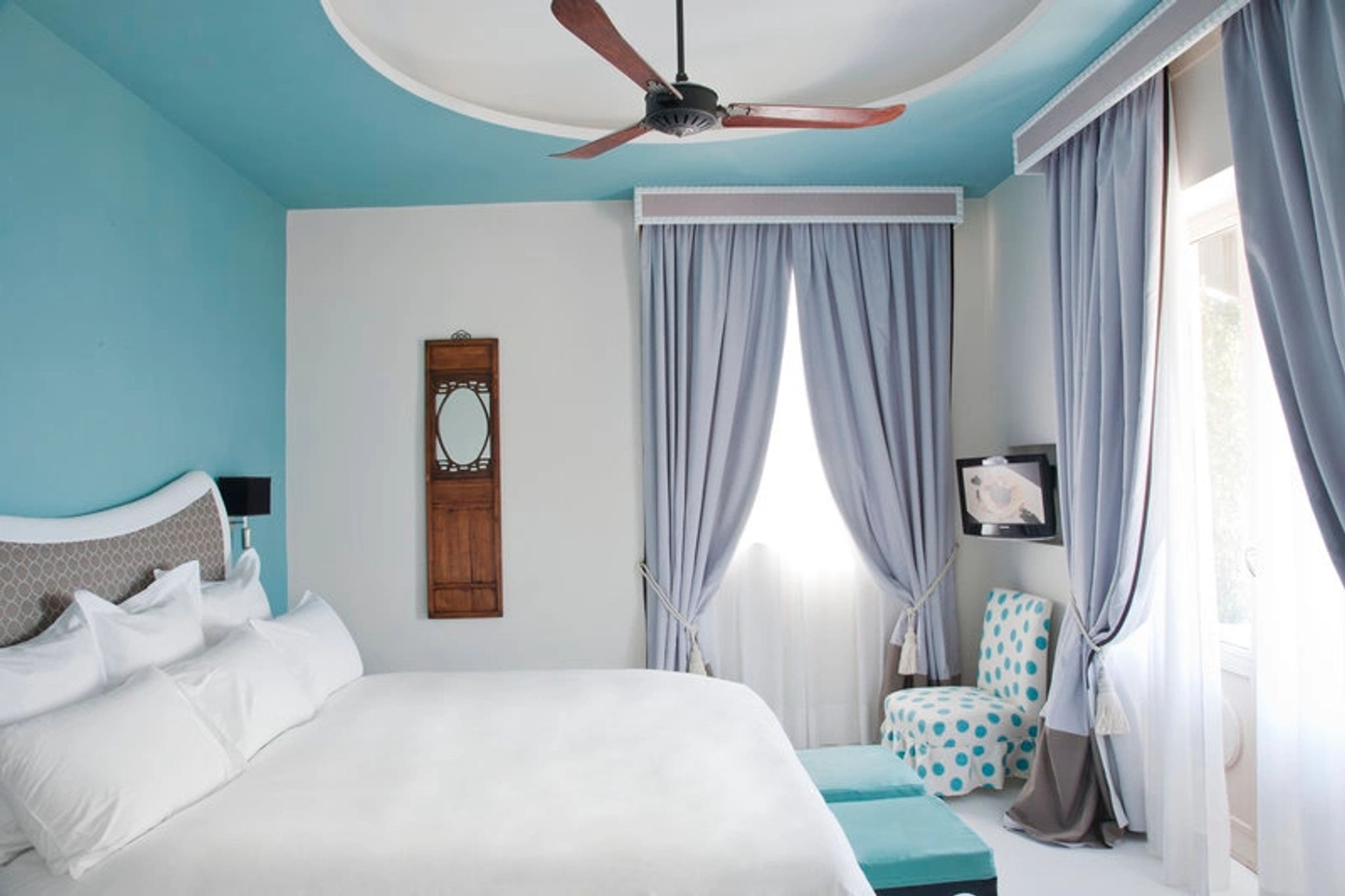 quarto azul - quarto com varanda - quarto de hotel