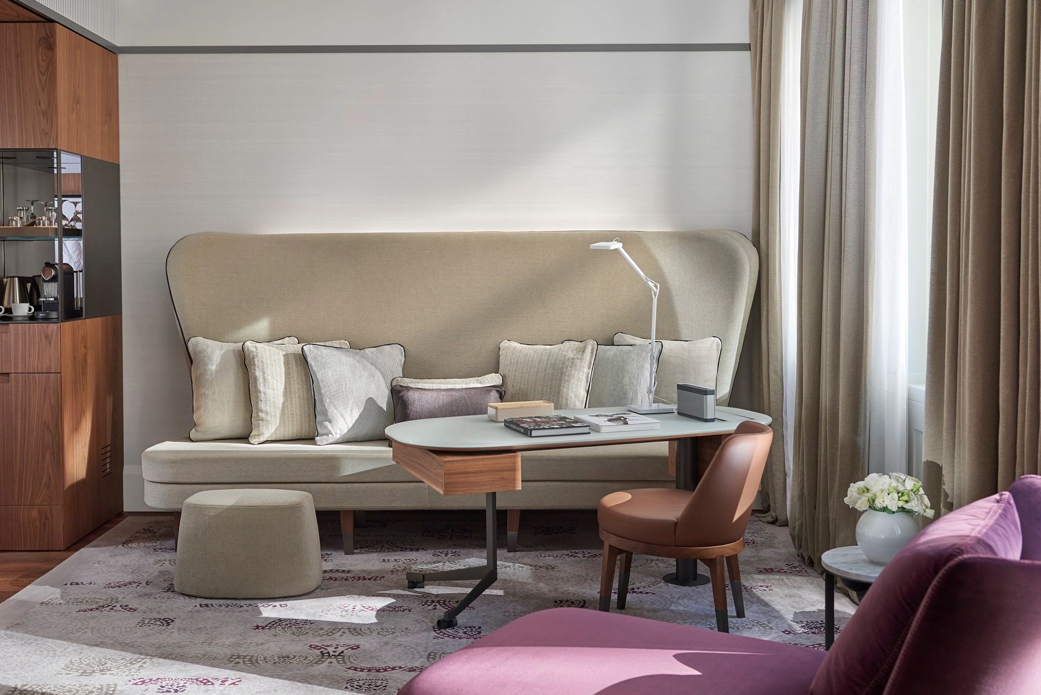 Two-Bedroom Milano Suite sofa confortavel - sala de estar - suite de luxo