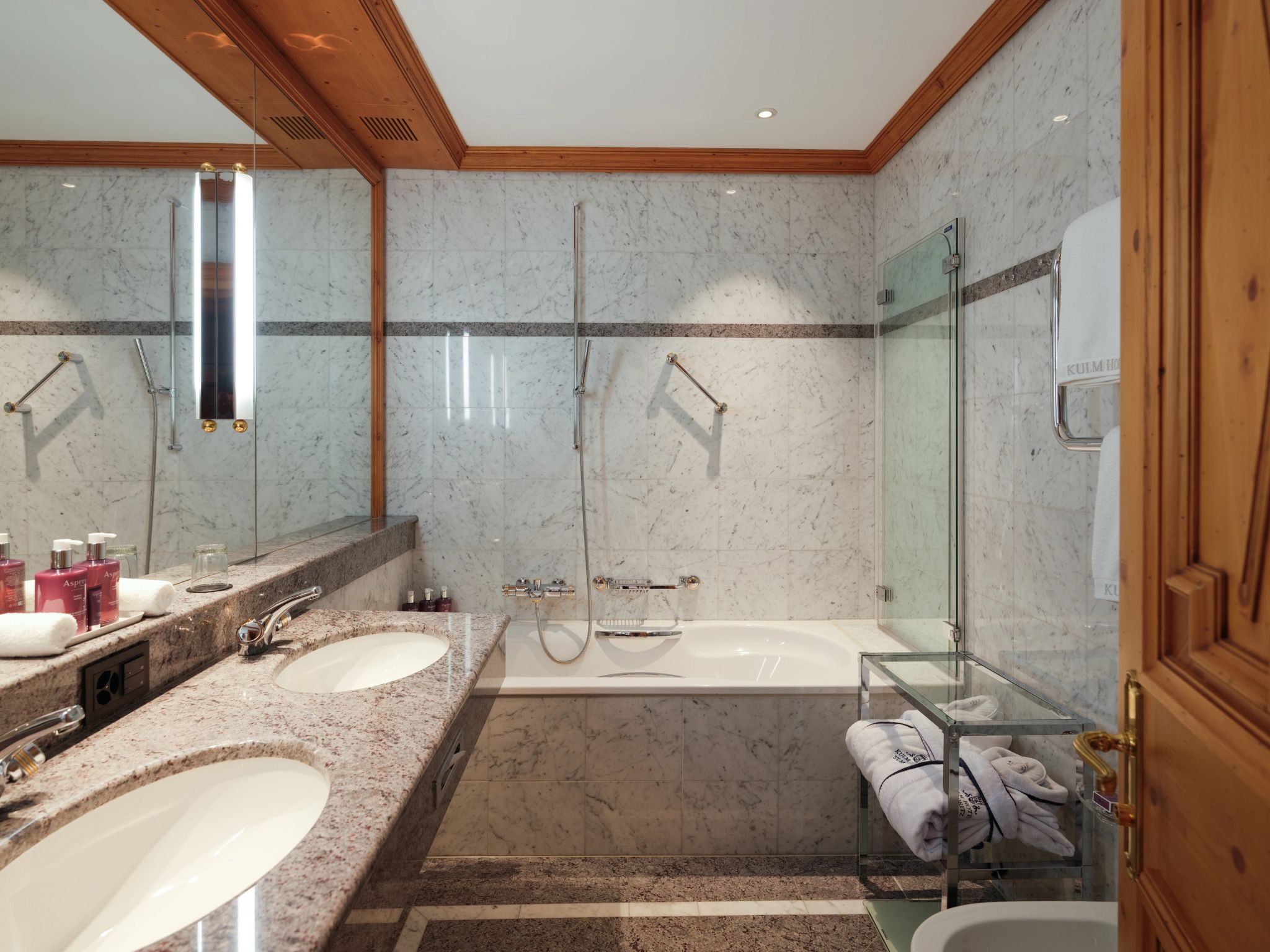 Double Classic Lake Side banheiro em marmore - banheira de imersao - banho premium