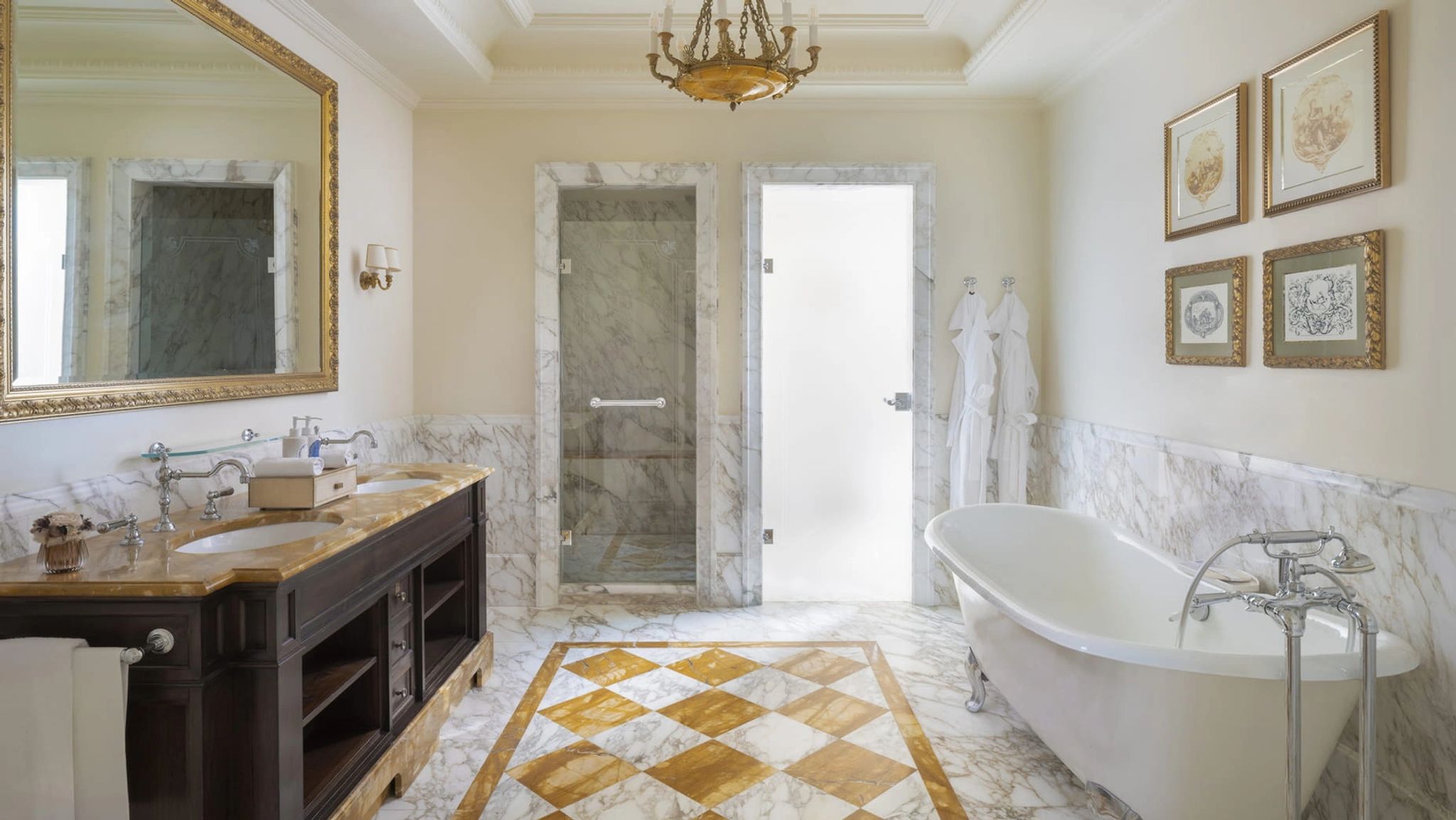 Studio Suite banheira de marmore - chuveiro e banheira - acabamento em dourado