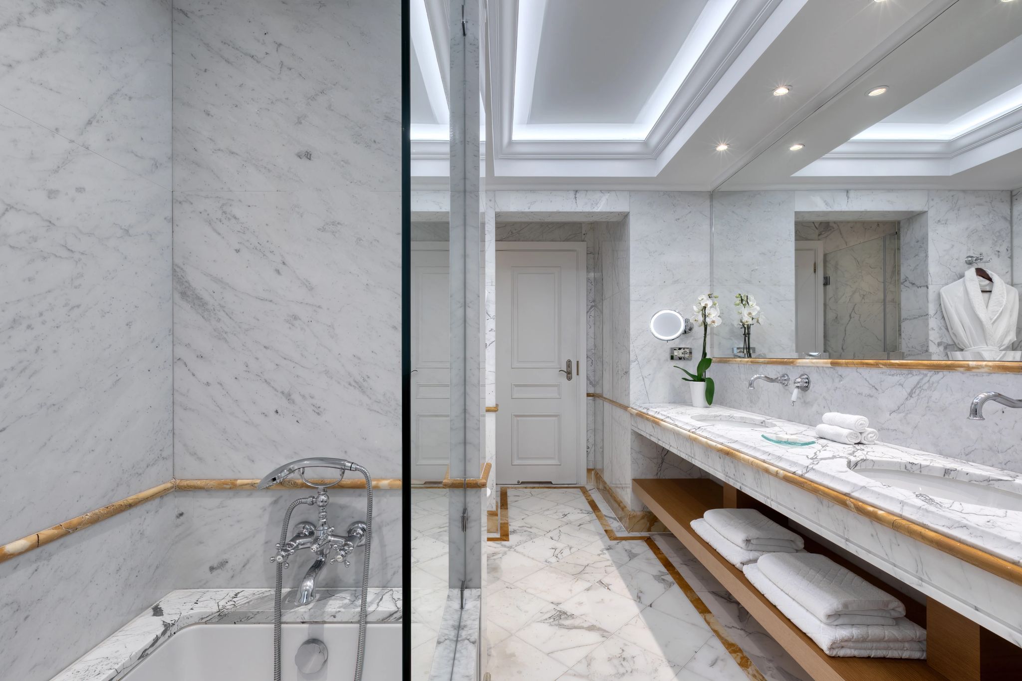 Grand Acropolis Suite One Bedroom Suite King City View chuveiro alta pressao - suite com banheira - banheiro em marmore