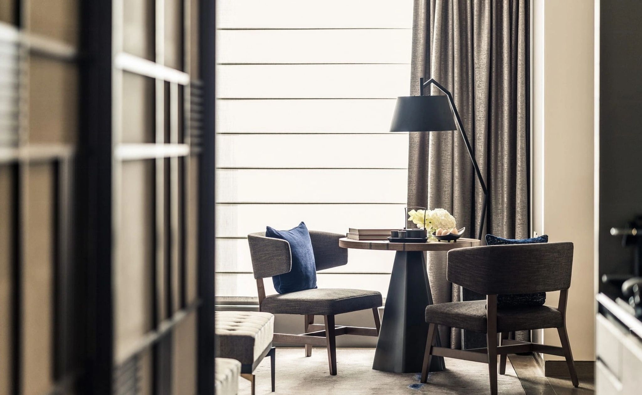 Superior Imperial Garden View King sala de estar - sala moderna - mesa de trabalho