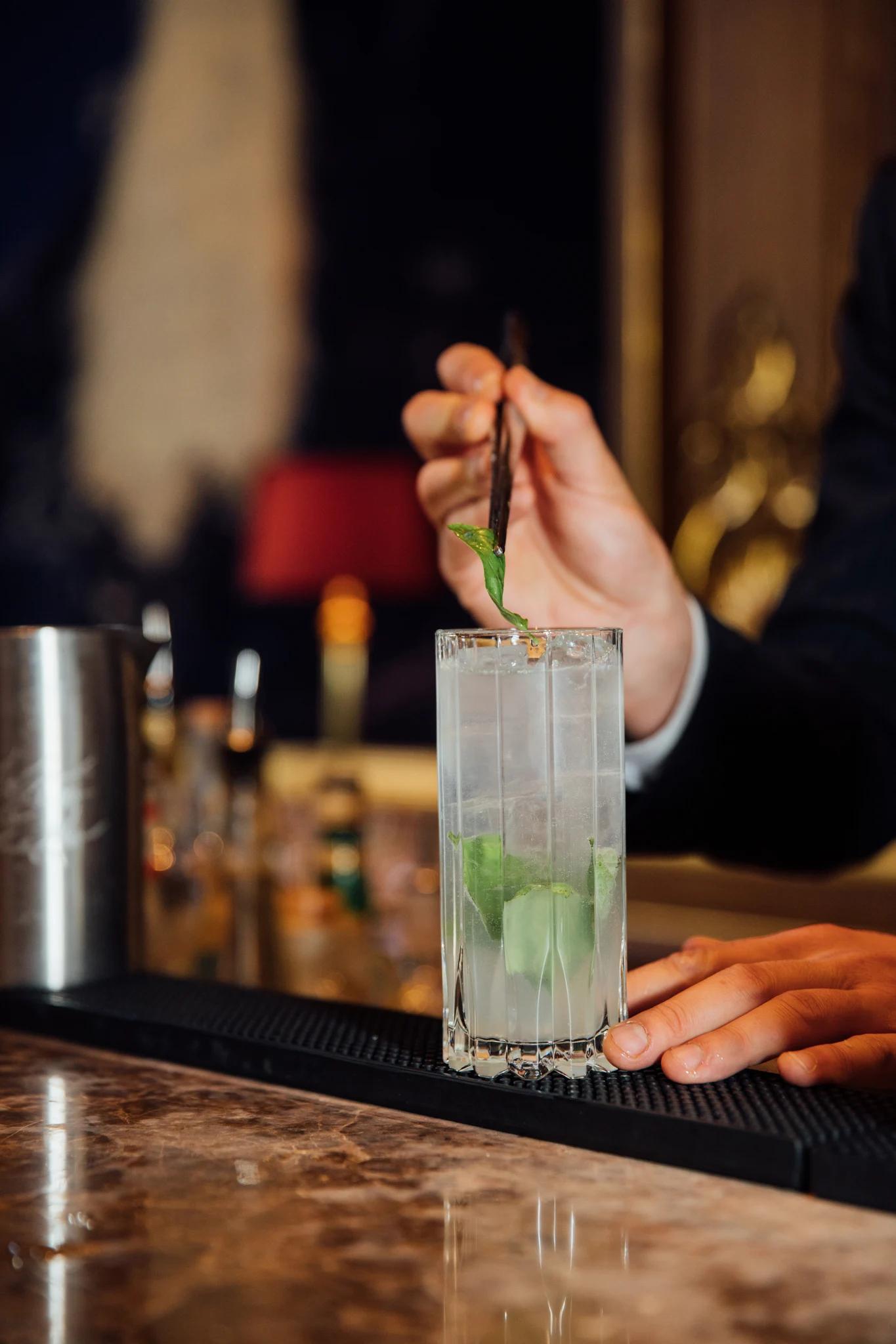 coquetéis refrescantes - bares the peninsula paris