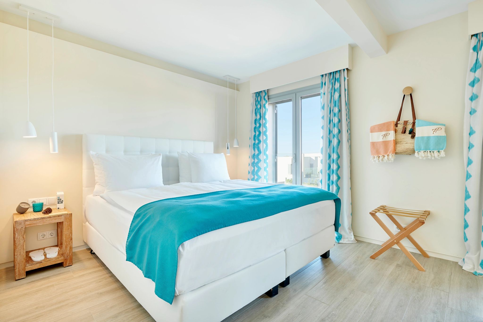 Resort Suite Deluxe  quarto espaçoso com cama king-size – decoracao elegante – hospedagem de alto padrao