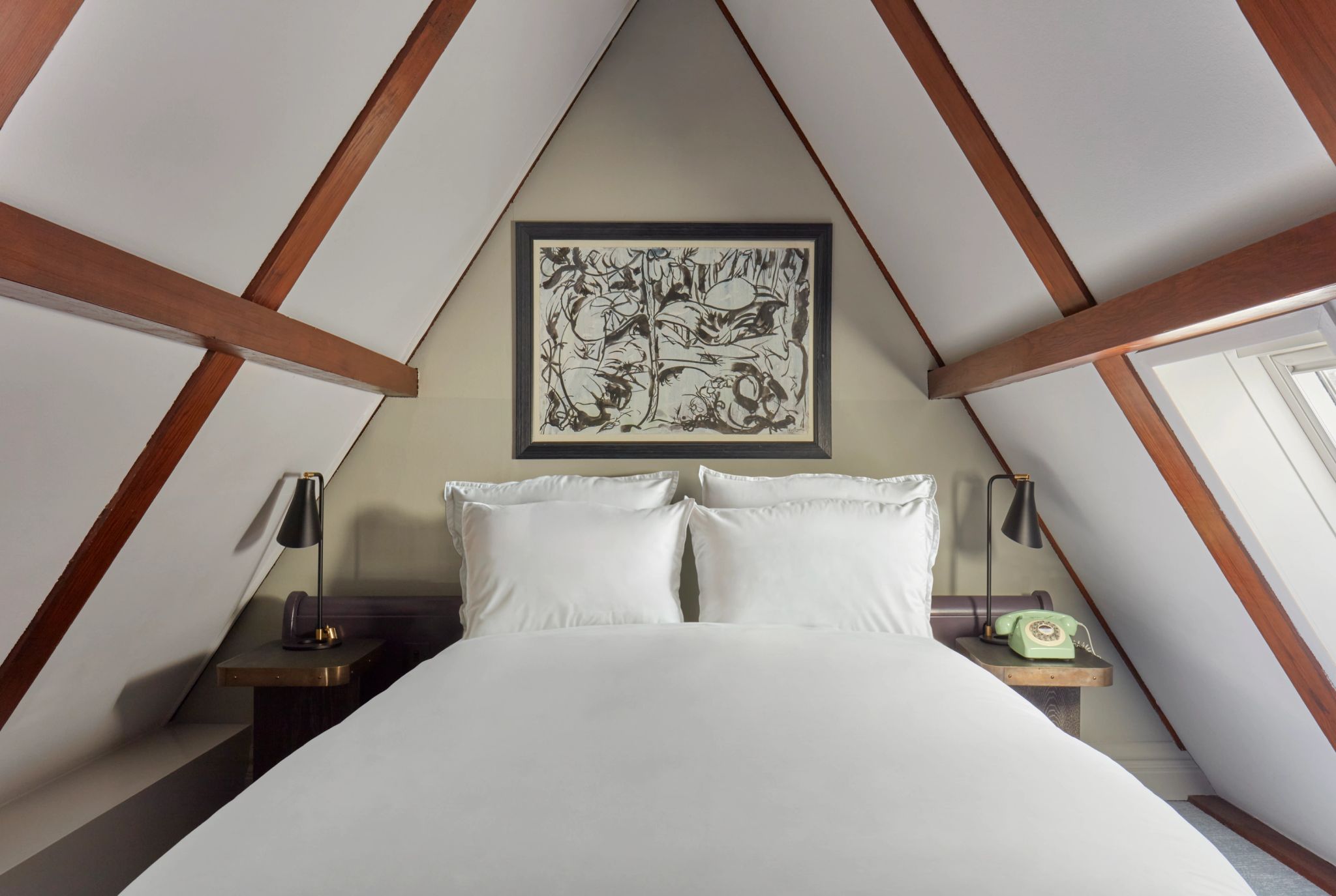 Generous Queen Canal View suite premium - cama queen - decoracao de luxo